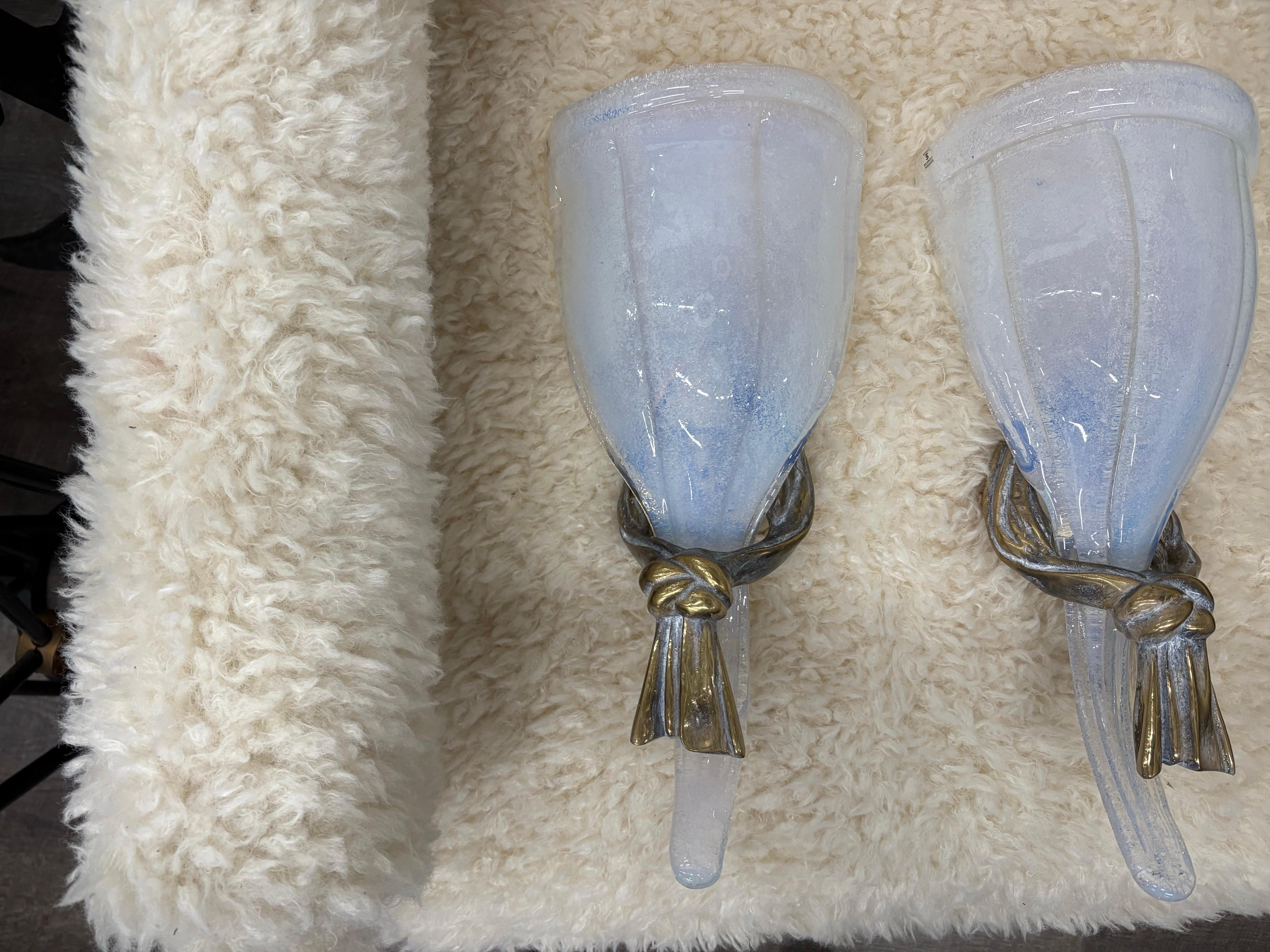 Hollywood Regency Paire d'appliques en bronze et verre de Murano opalescent en vente