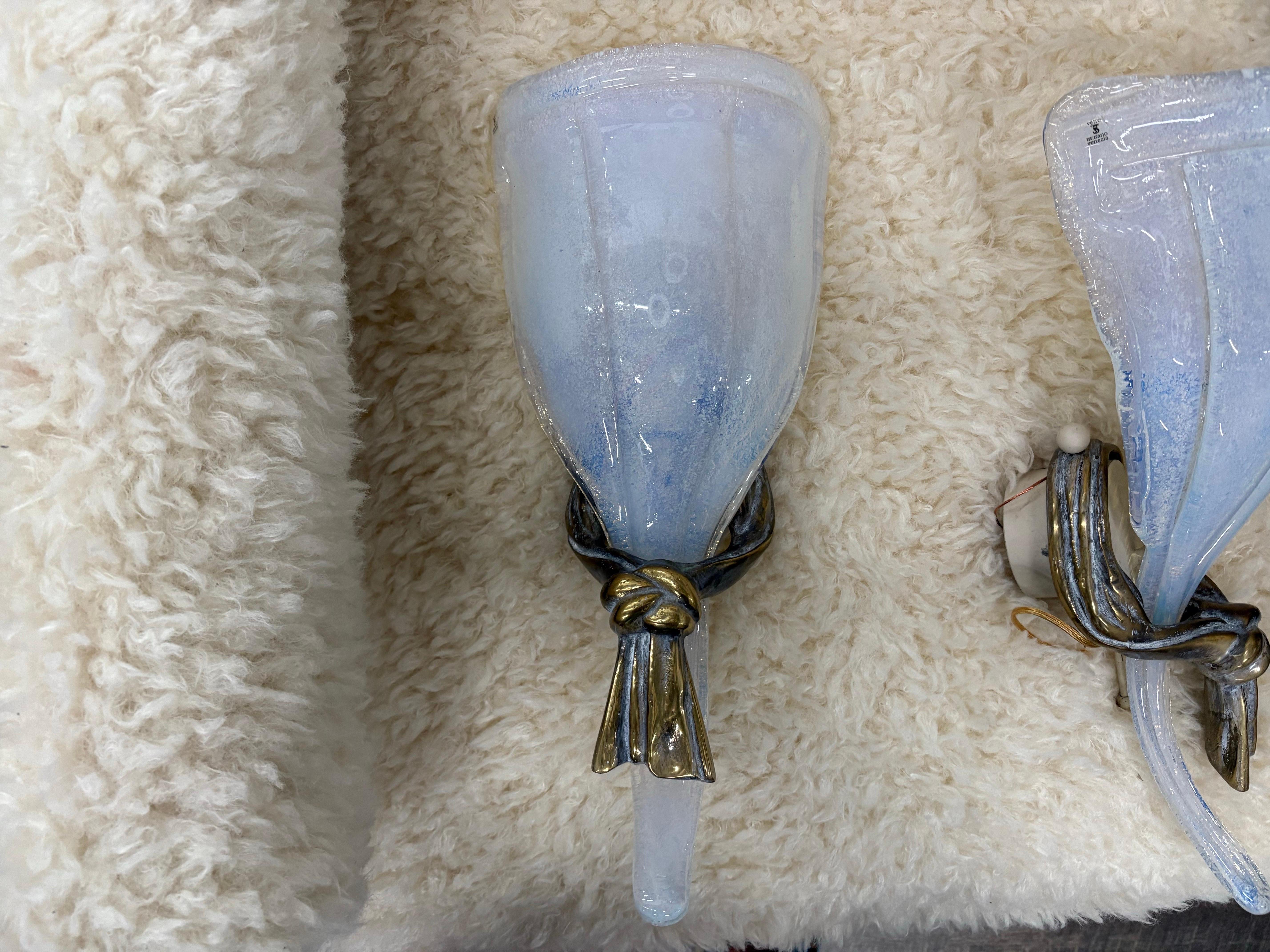 italien Paire d'appliques en bronze et verre de Murano opalescent en vente