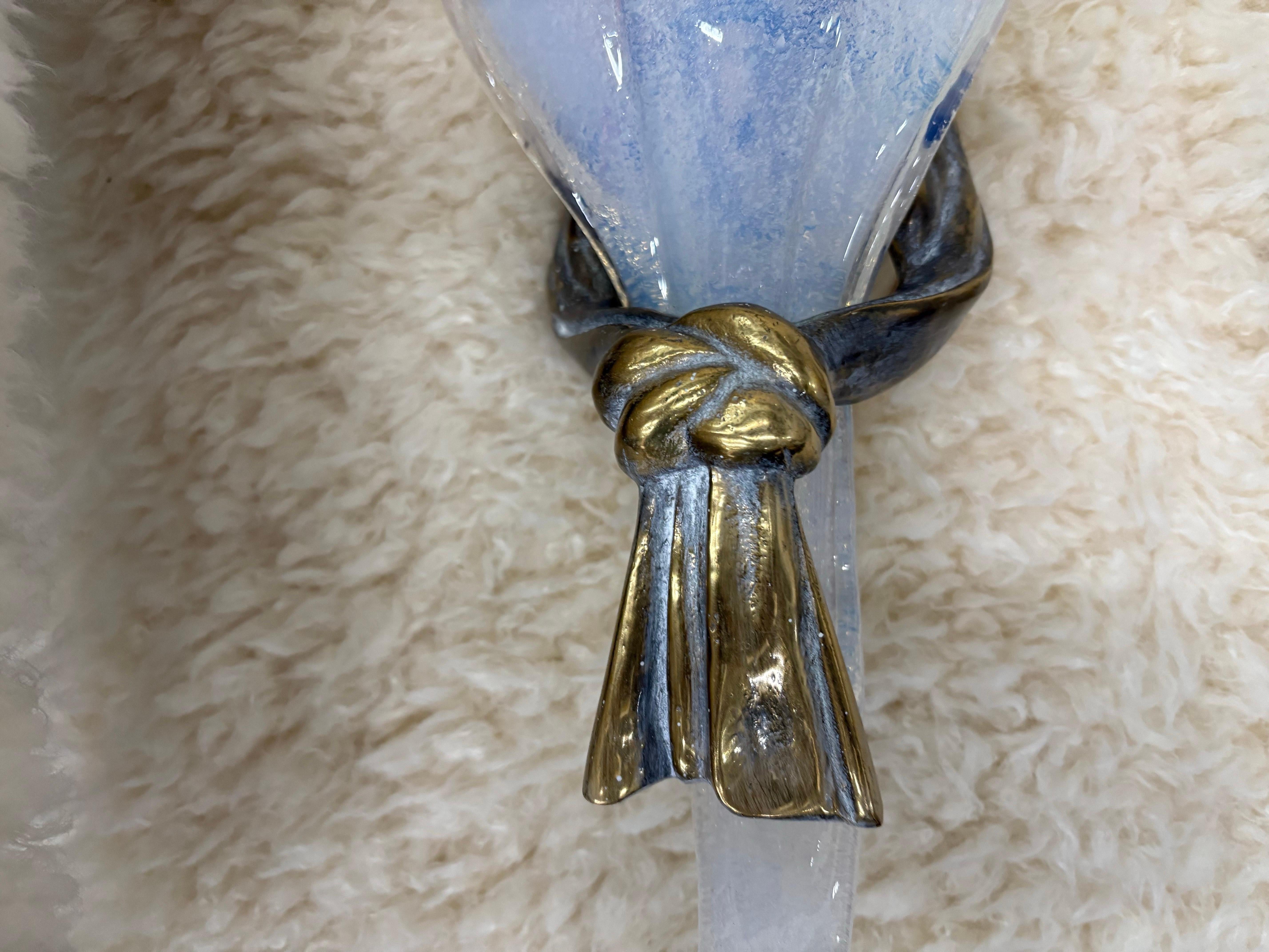 Paire d'appliques en bronze et verre de Murano opalescent Bon état - En vente à Houston, TX