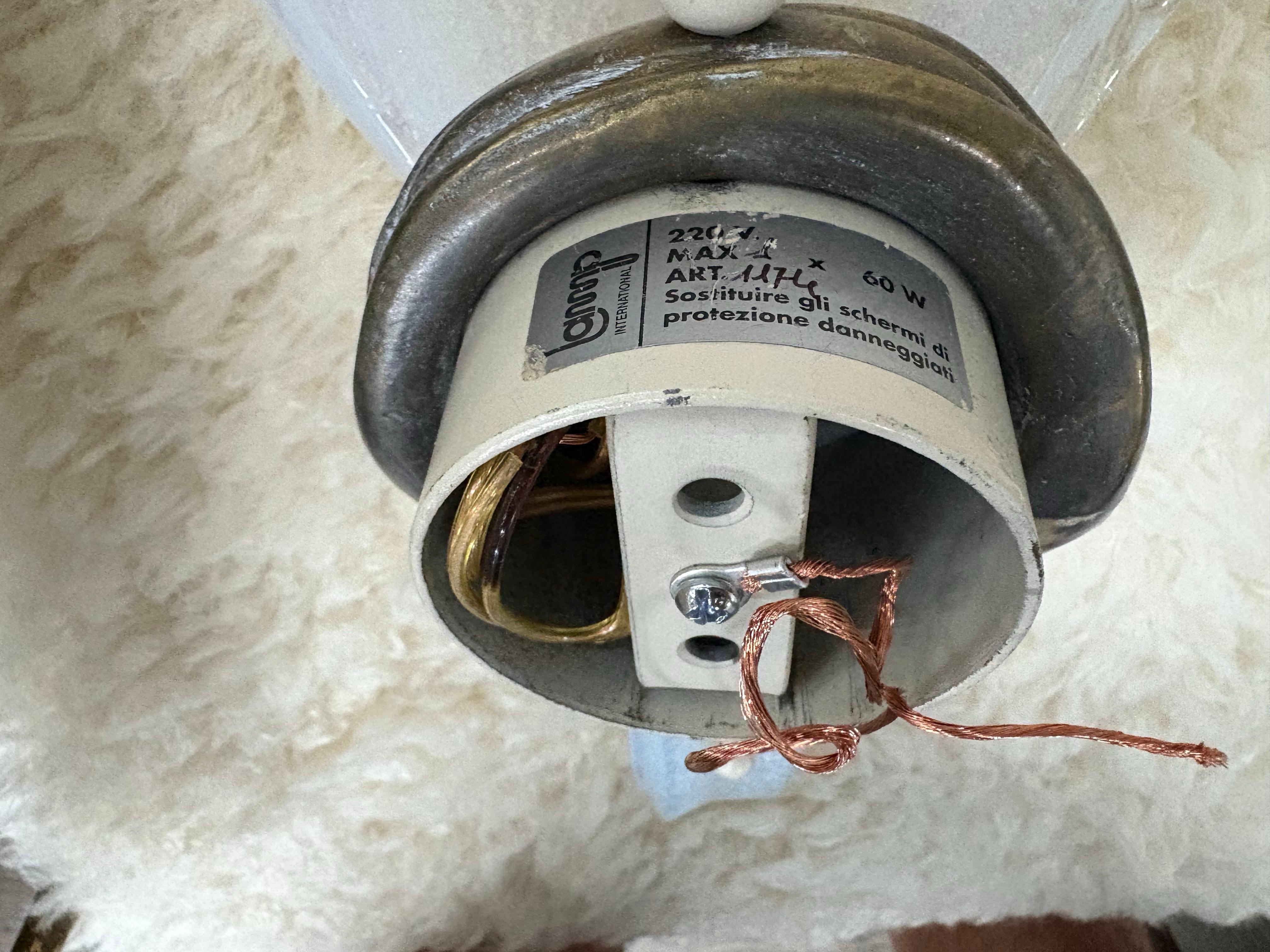 Fin du 20e siècle Paire d'appliques en bronze et verre de Murano opalescent en vente