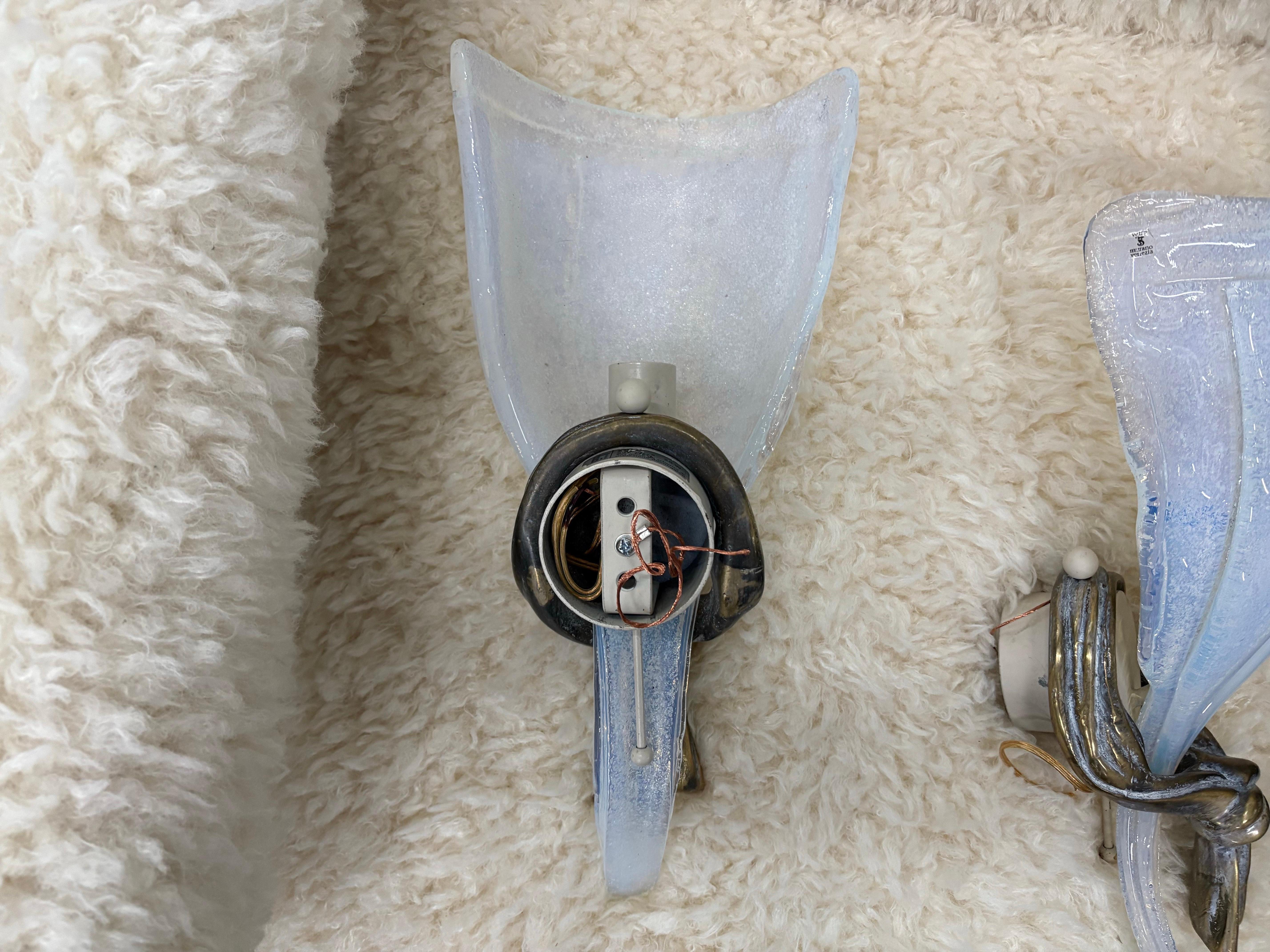 Paire d'appliques en bronze et verre de Murano opalescent en vente 2