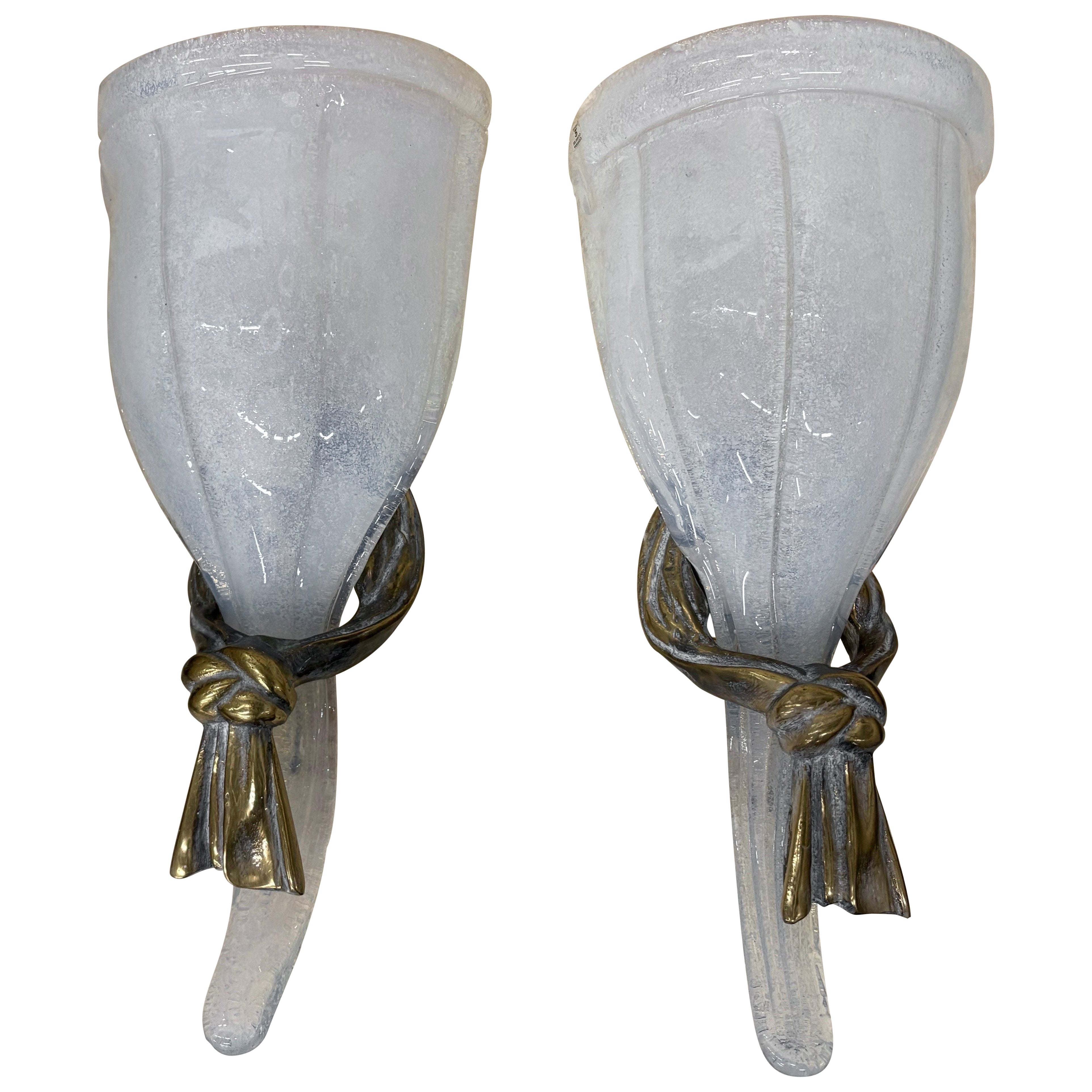 Paire d
appliques en bronze et verre de Murano opalescent en vente