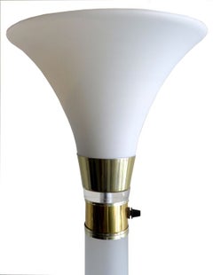 Ein Paar moderne Tischlampen aus Opalglas und Lucite aus der Mitte des Jahrhunderts