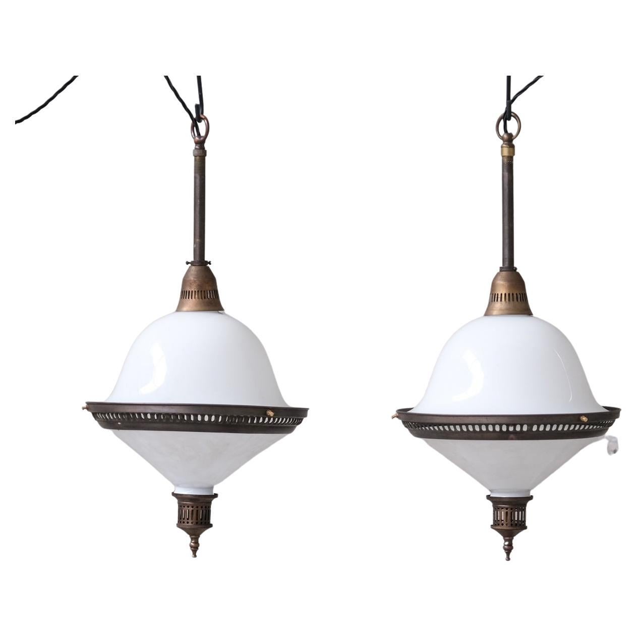 Pareja de Lámparas Colgantes Antiguas de Opalina en venta en 1stDibs