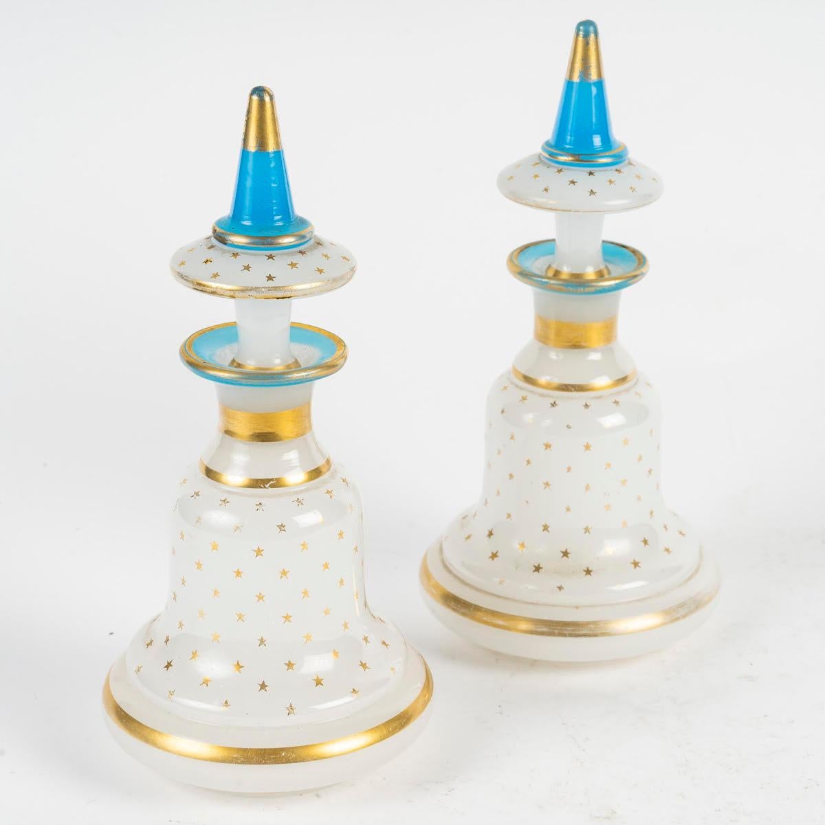 Coppia di bottiglie opaline, XIX secolo, periodo Napoleone III.

Coppia di bottiglie opaline, XIX secolo, periodo Napoleone III.
H. 21cm, P. 11cm
