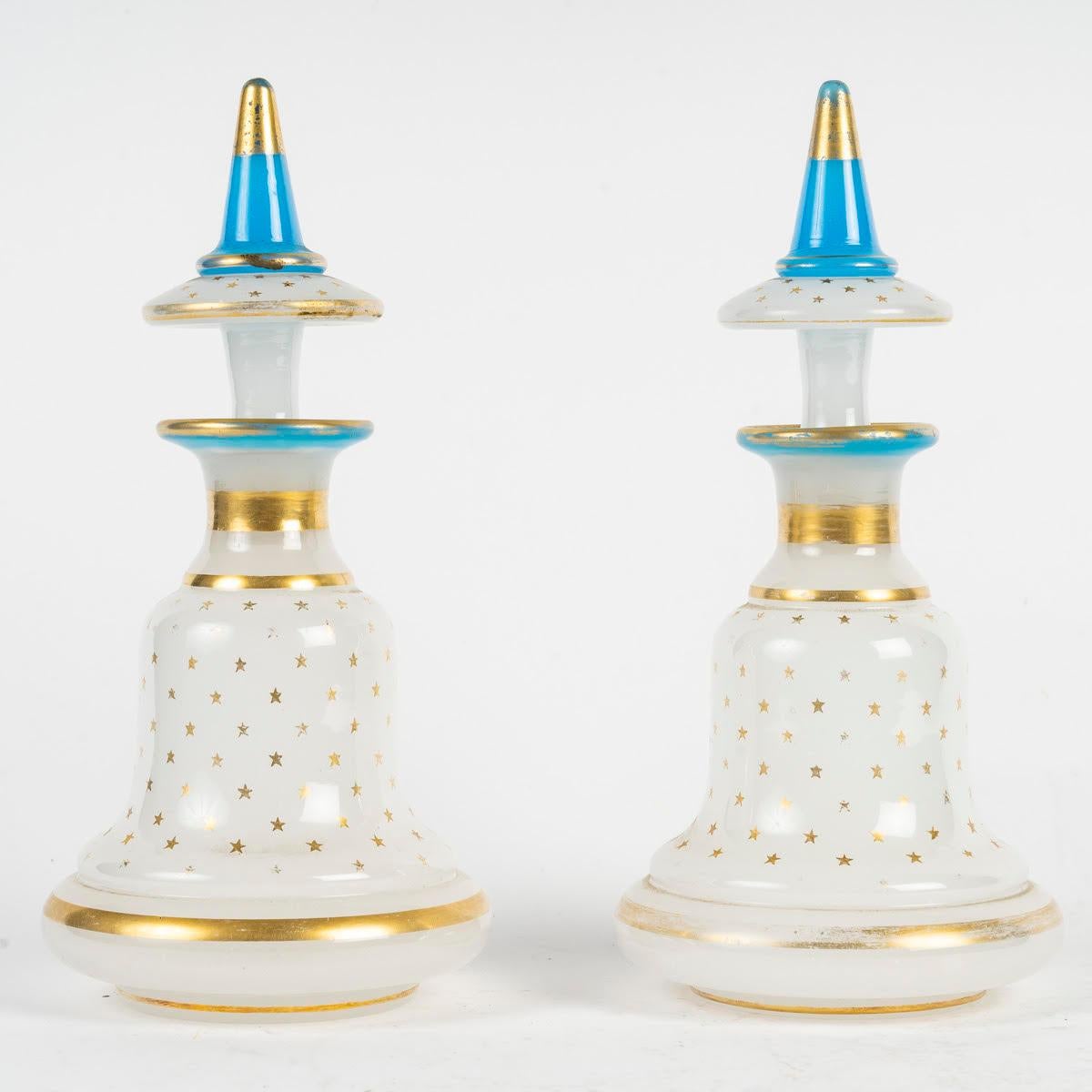 Vetro opalino Coppia di bottiglie opaline, XIX secolo, periodo Napoleone III. in vendita