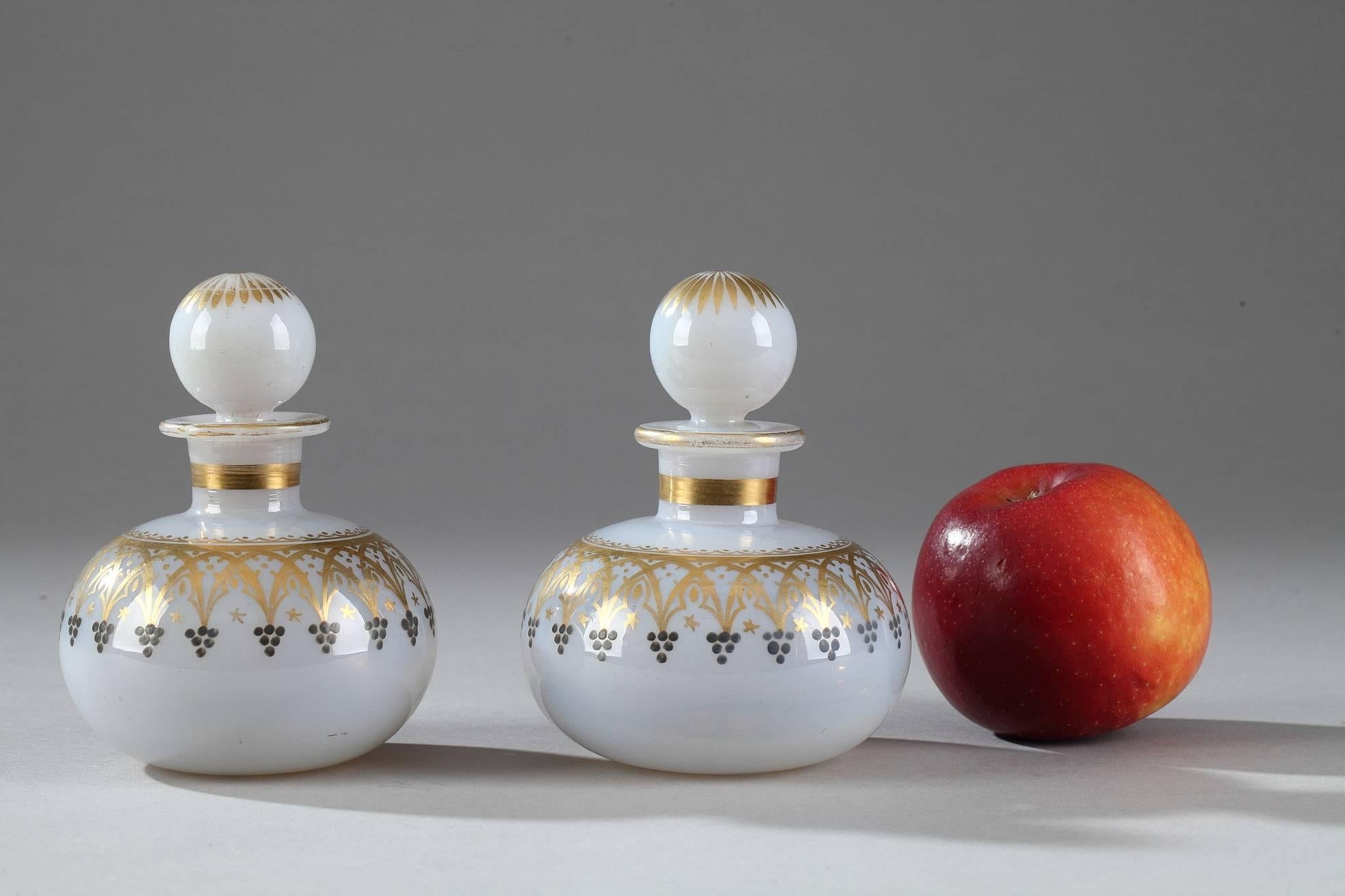 Pair of Opaline Flasks with Gothic Decoration In Good Condition For Sale In Paris, FR