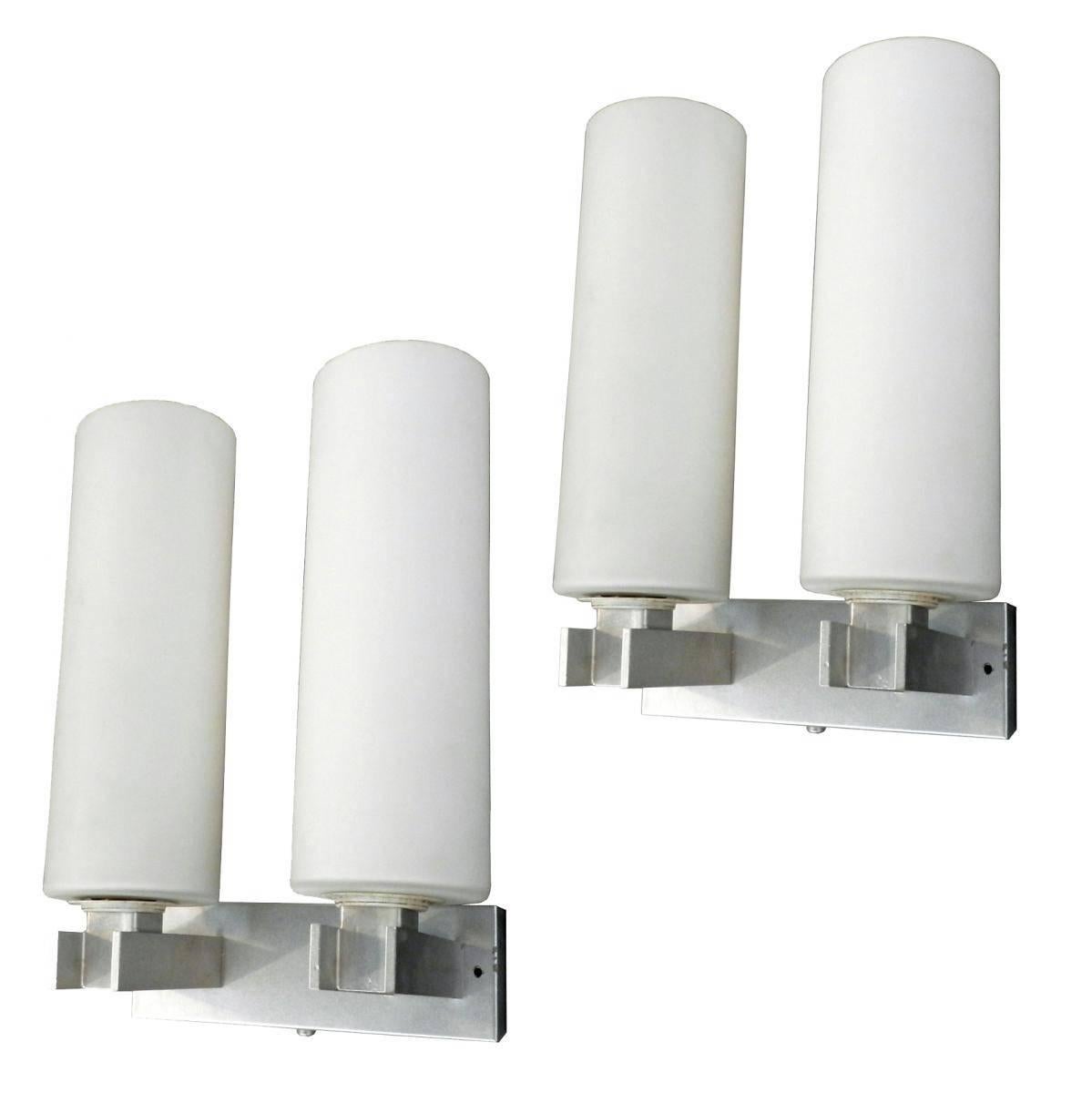 Coppia di lampade in vetro opalino e alluminio, 1960 circa