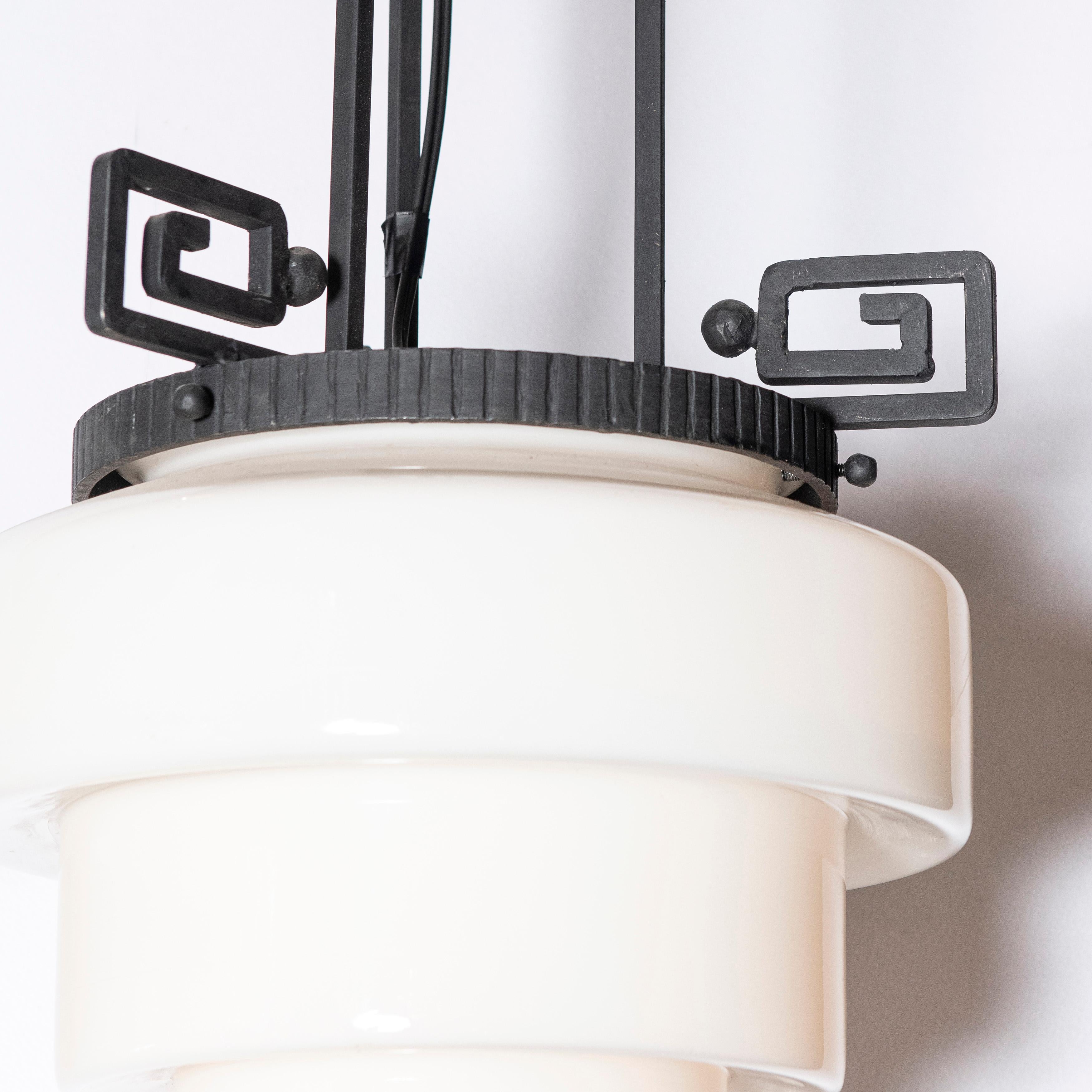 Art Déco Coppia di lampadari in vetro opalino e ferro battuto, Francia, 1930 circa in vendita
