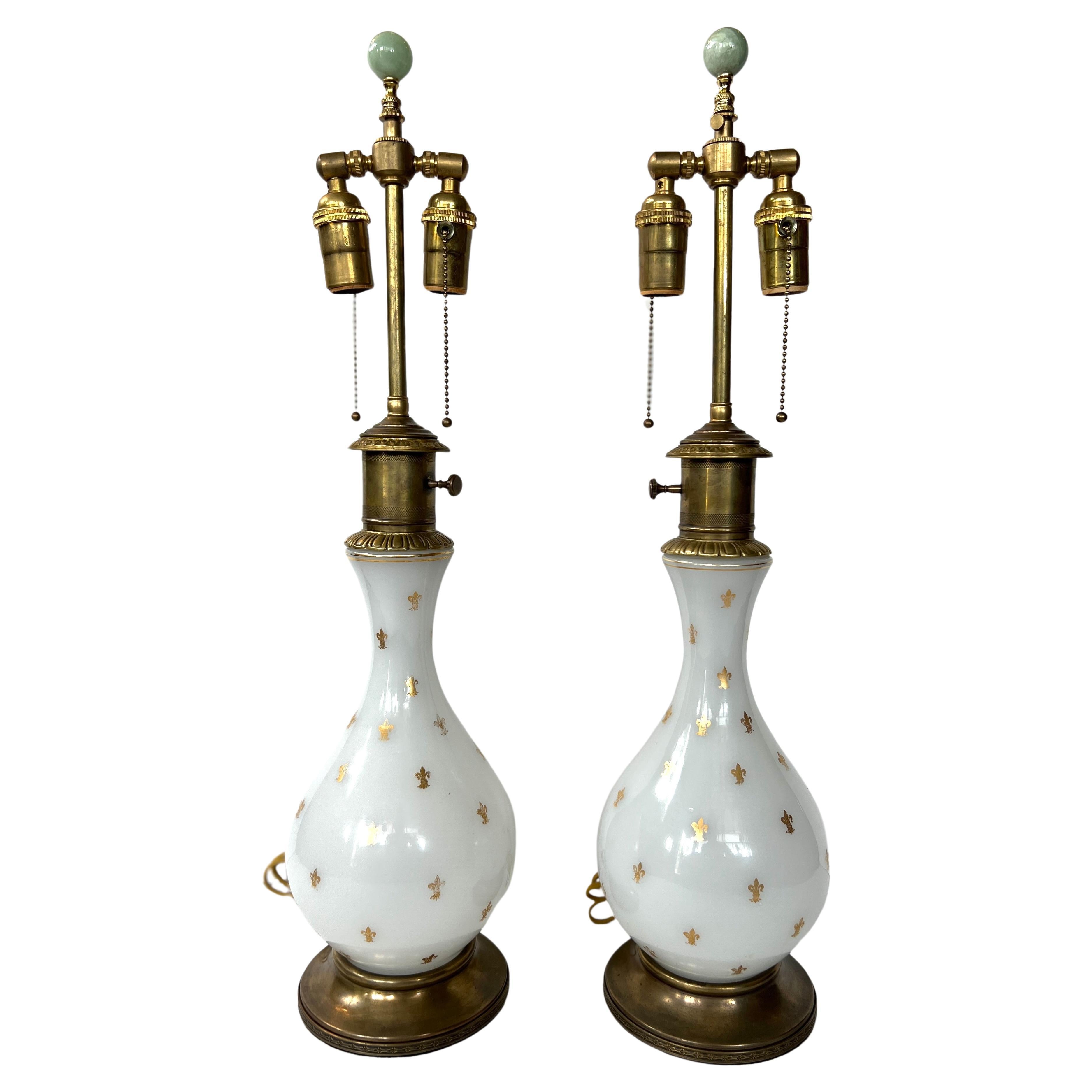 Paire de lampes de bureau Fleur De Lis en verre opalin en vente