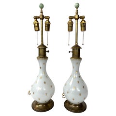 Paar Fleur De Lis-Tischlampen aus Opalglas