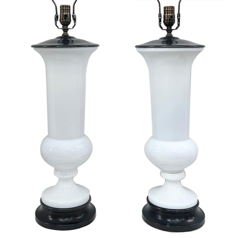 Paire de lampes françaises en verre opalin des années 1920.

Mesures :
Hauteur du corps : 20