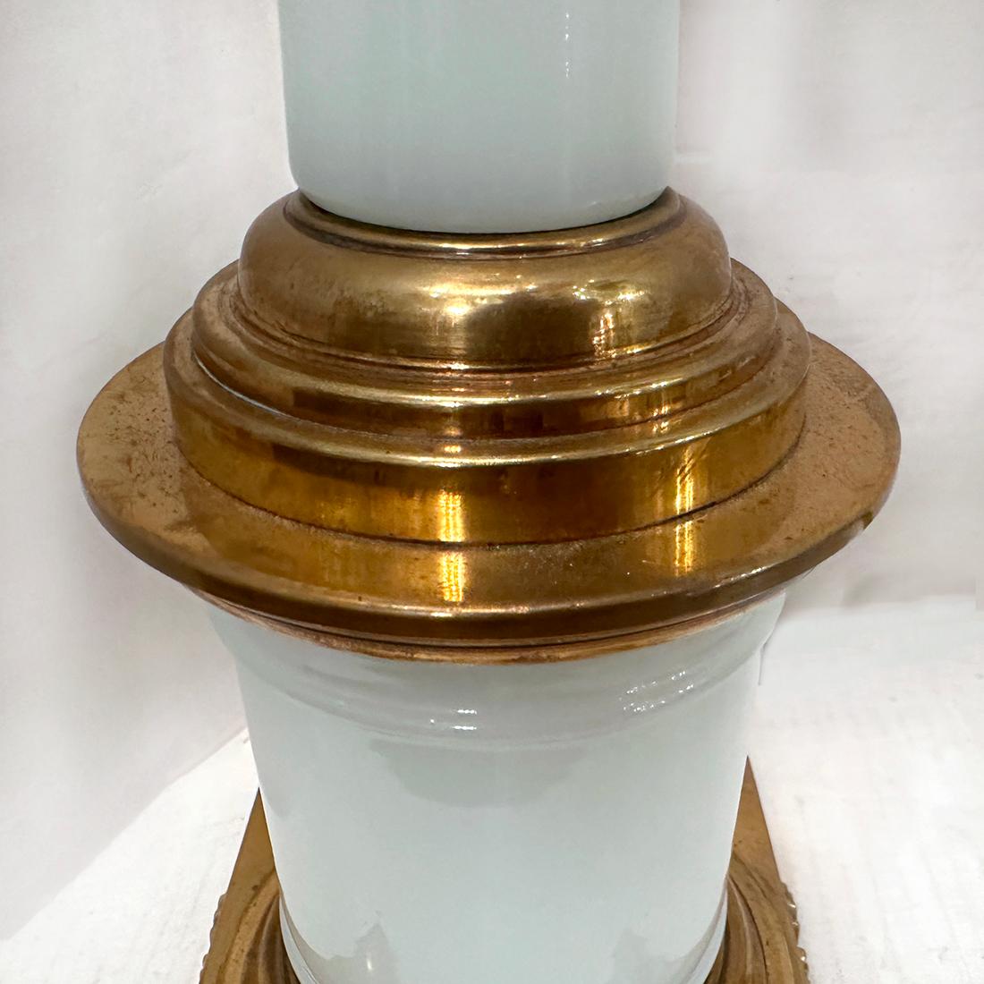 Paire de lampes françaises en verre opalin blanc des années 1950.

Mesures :
Hauteur du corps : 20