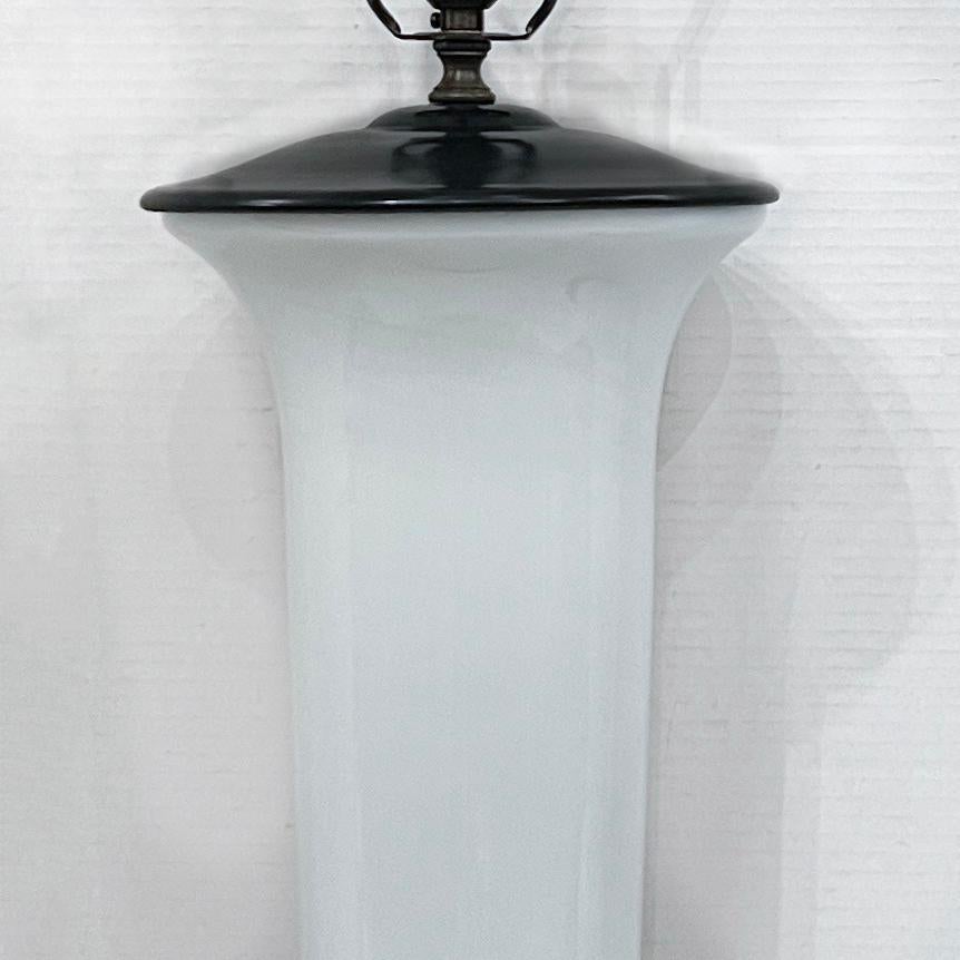 Français Paire de lampes en verre opalin en vente
