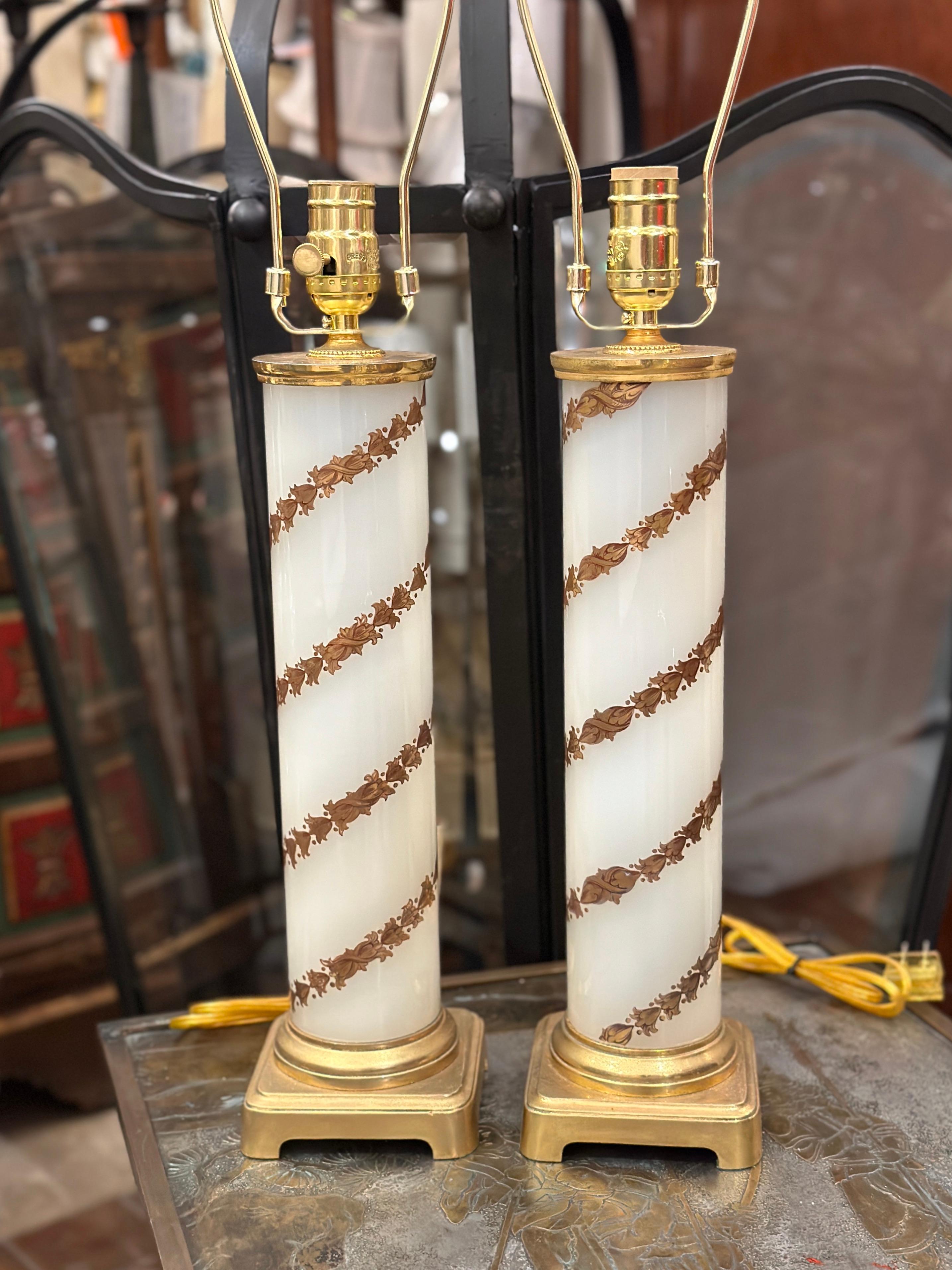 Milieu du XXe siècle Paire de lampes en verre opalin en vente
