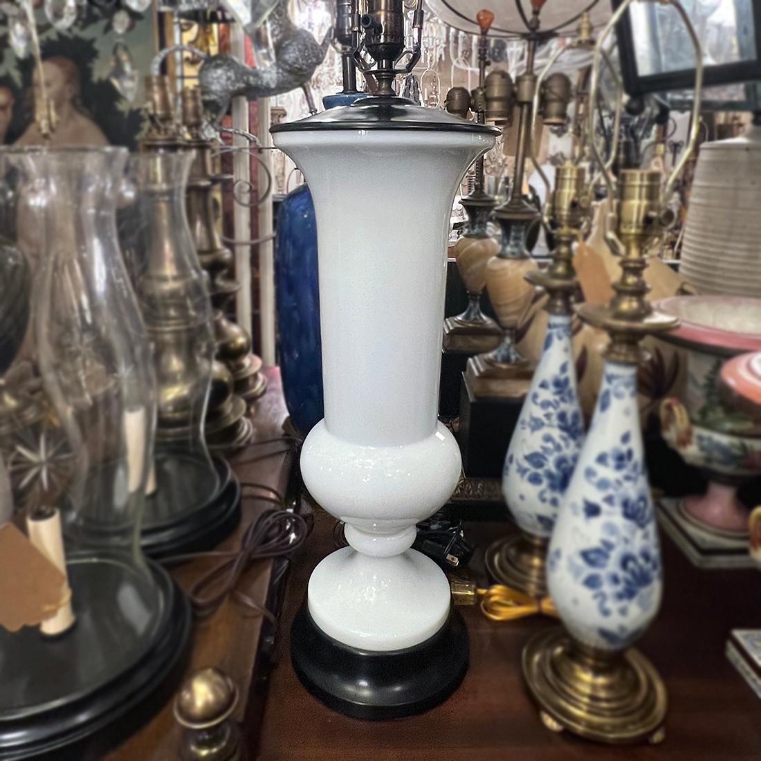 Début du 20ème siècle Paire de lampes en verre opalin en vente