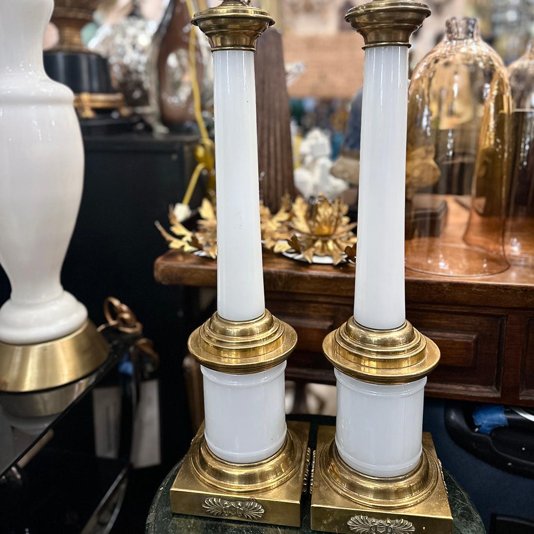 Milieu du XXe siècle Paire de lampes en verre opalin en vente