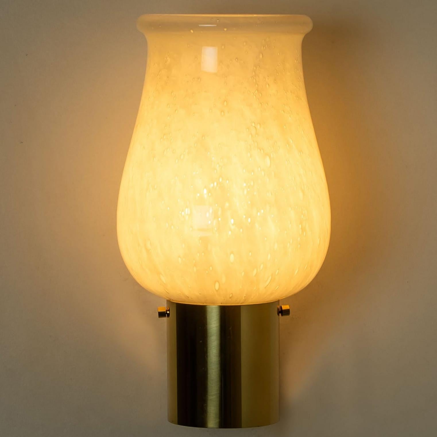 Paire d'appliques en verre opalin de Glashütte Limburg, 1960 en vente 2