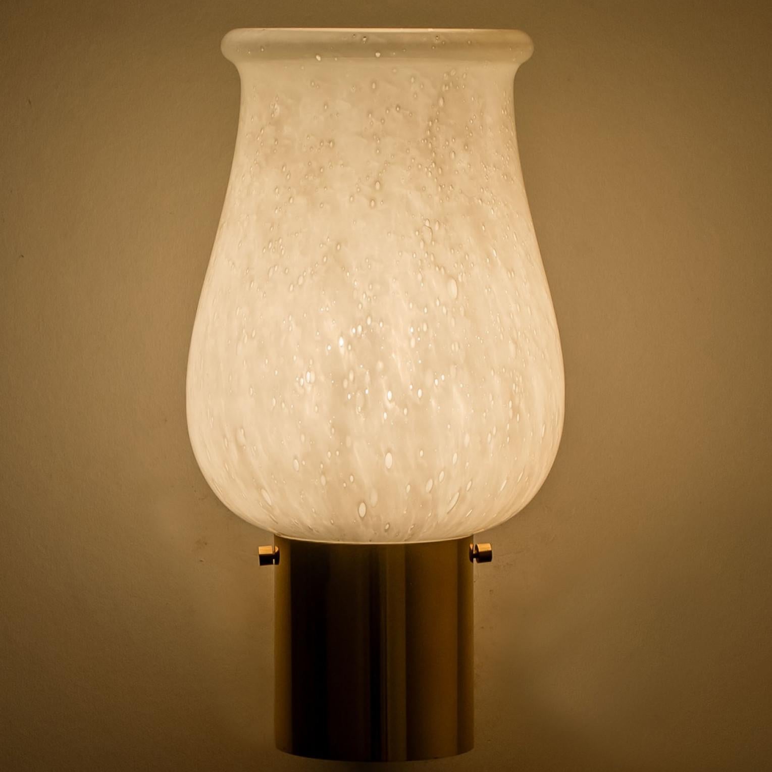 Paire d'appliques en verre opalin de Glashütte Limburg, 1960 en vente 3