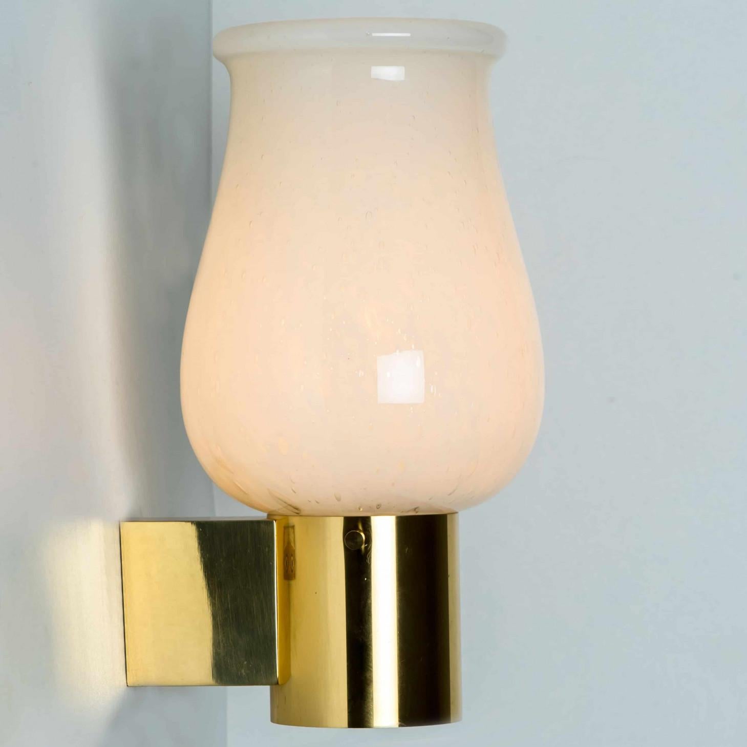 Paire d'appliques en verre opalin de Glashütte Limburg, 1960 en vente 6