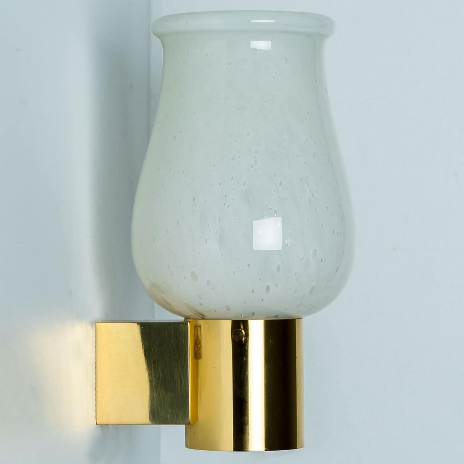 Paire d'appliques en verre opalin de Glashütte Limburg, 1960 en vente 7