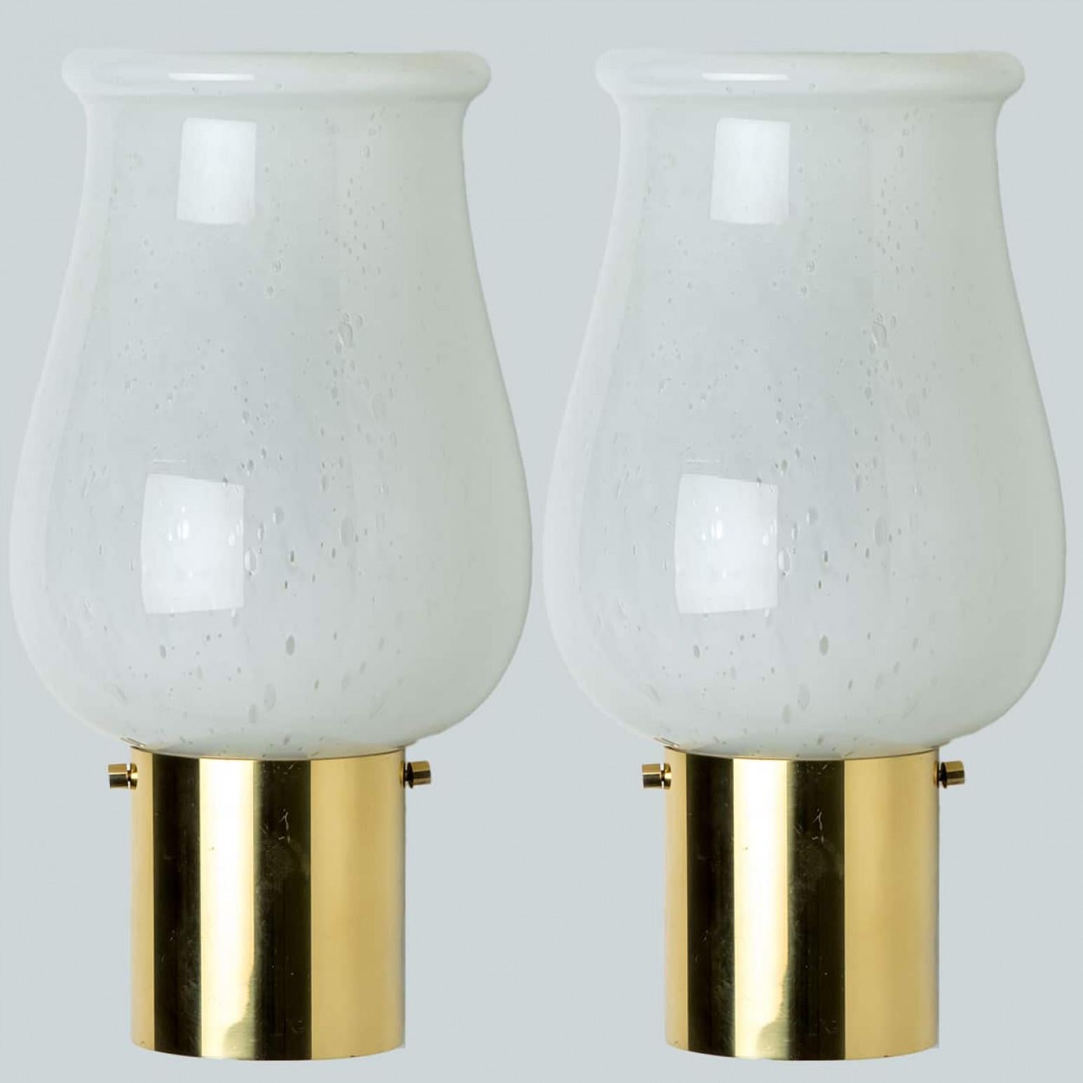Paire d'appliques en verre opalin de Glashütte Limburg, 1960. Le verre opalin est monté sur un cadre de couleur or. Illumine la beauté.

Veuillez noter que le prix est pour une paire de deux pièces.

Nettoyé et bien câblé, en parfait état de marche