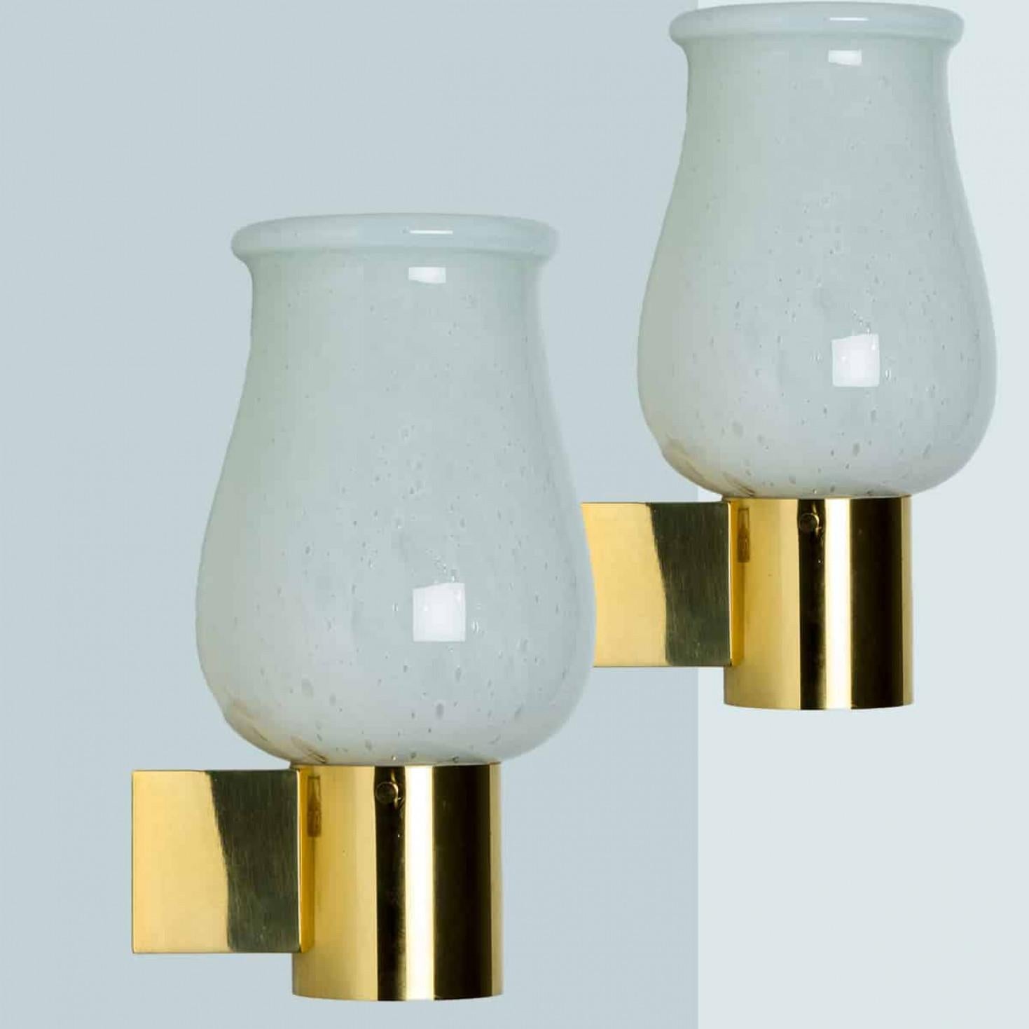 Mid-Century Modern Paire d'appliques en verre opalin de Glashütte Limburg, 1960 en vente