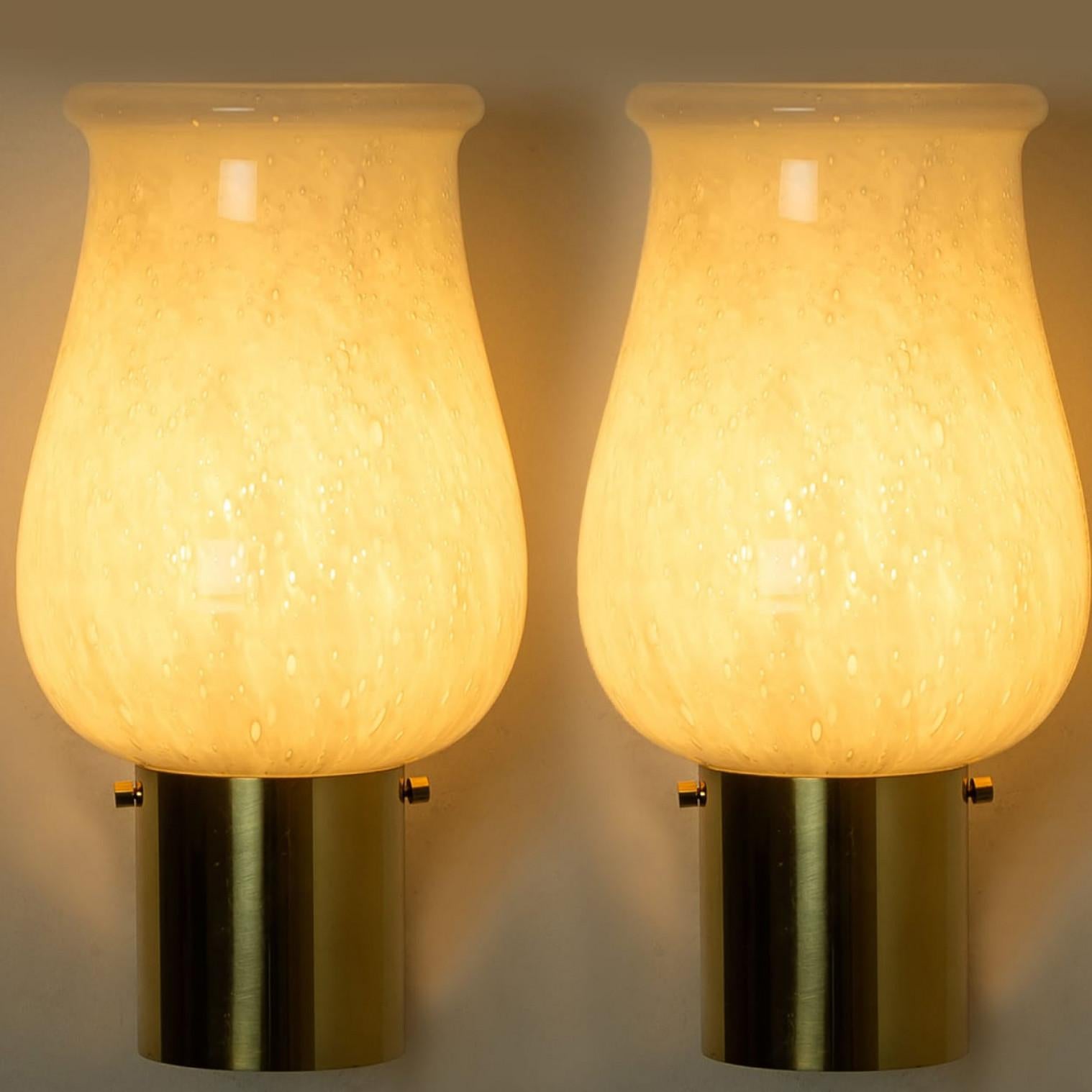 Autre Paire d'appliques en verre opalin de Glashütte Limburg, 1960 en vente