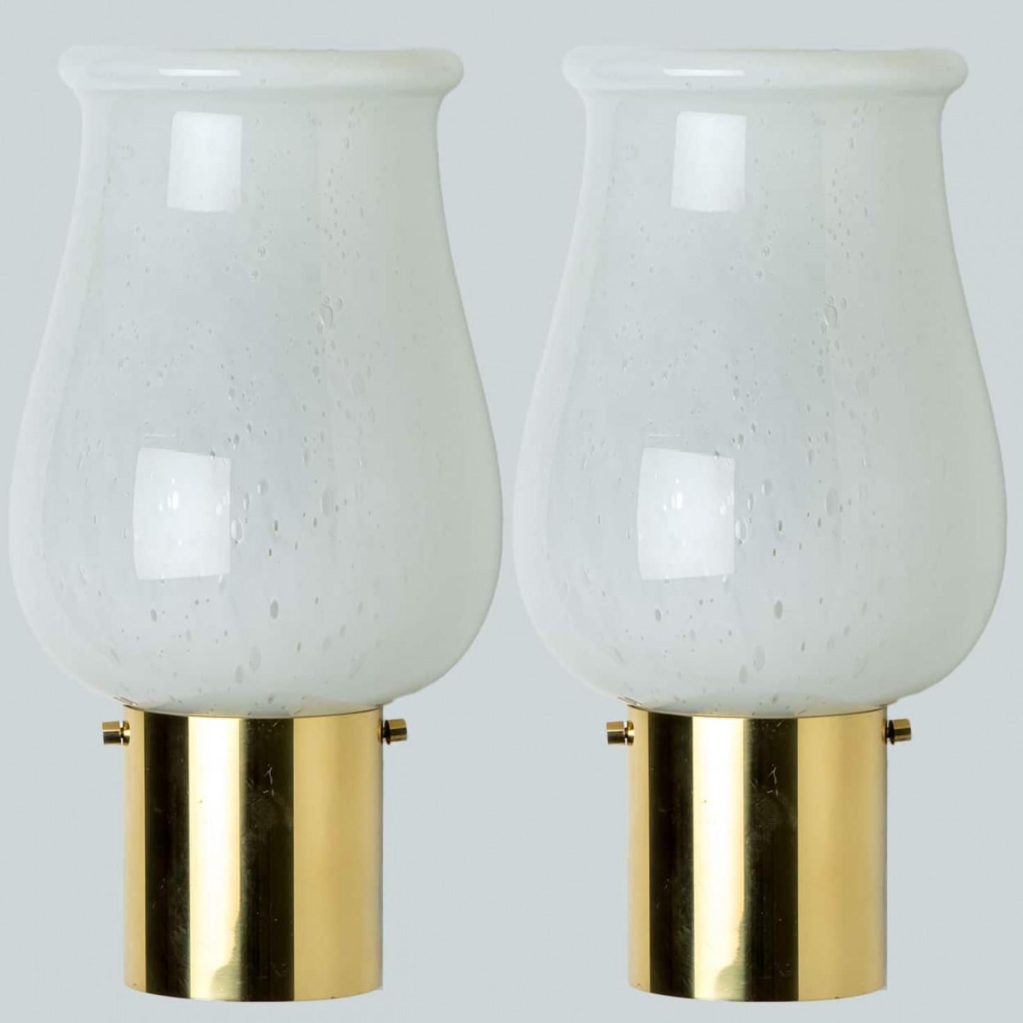Paire d'appliques en verre opalin de Glashütte Limburg, 1960 Bon état - En vente à Rijssen, NL