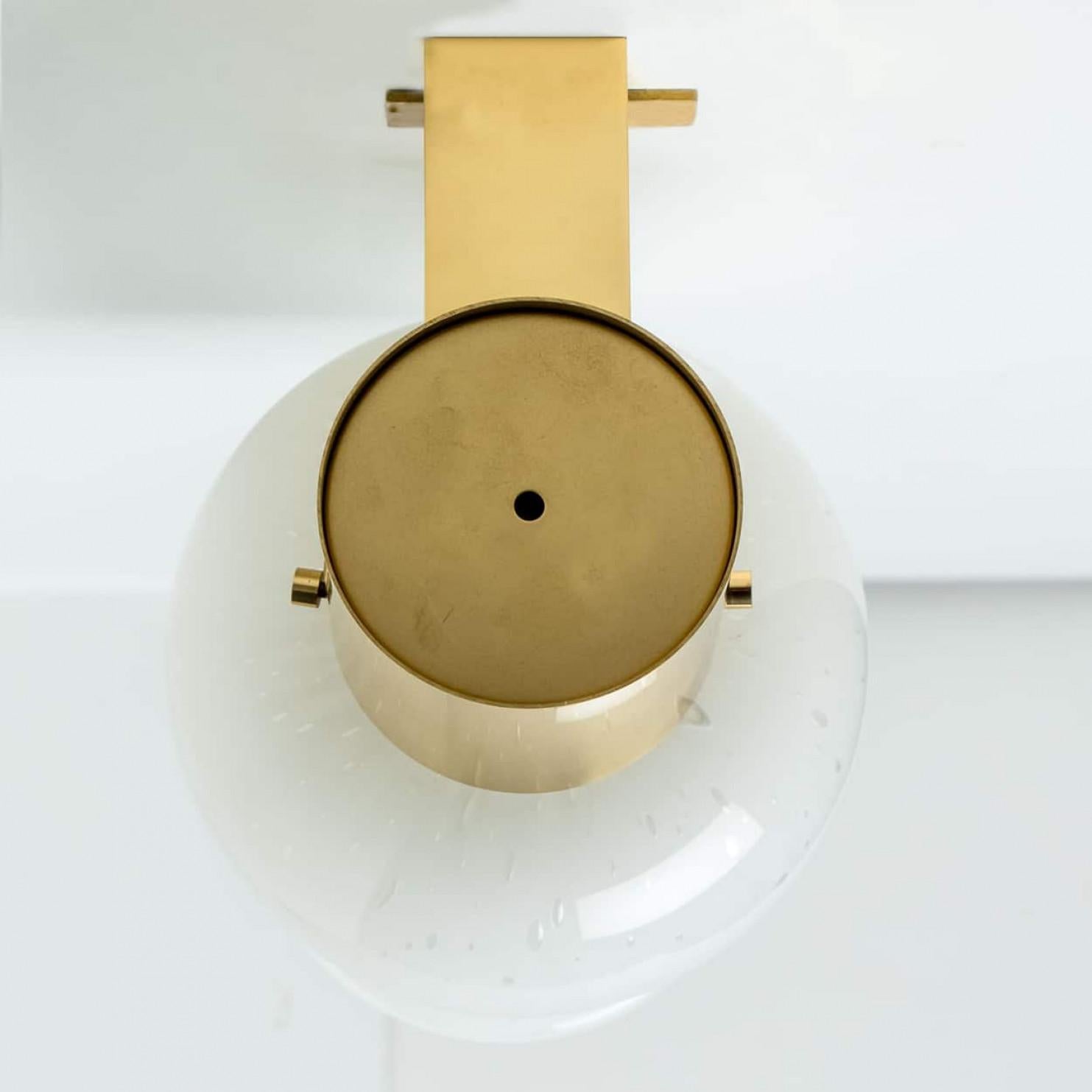 Milieu du XXe siècle Paire d'appliques en verre opalin de Glashütte Limburg, 1960 en vente