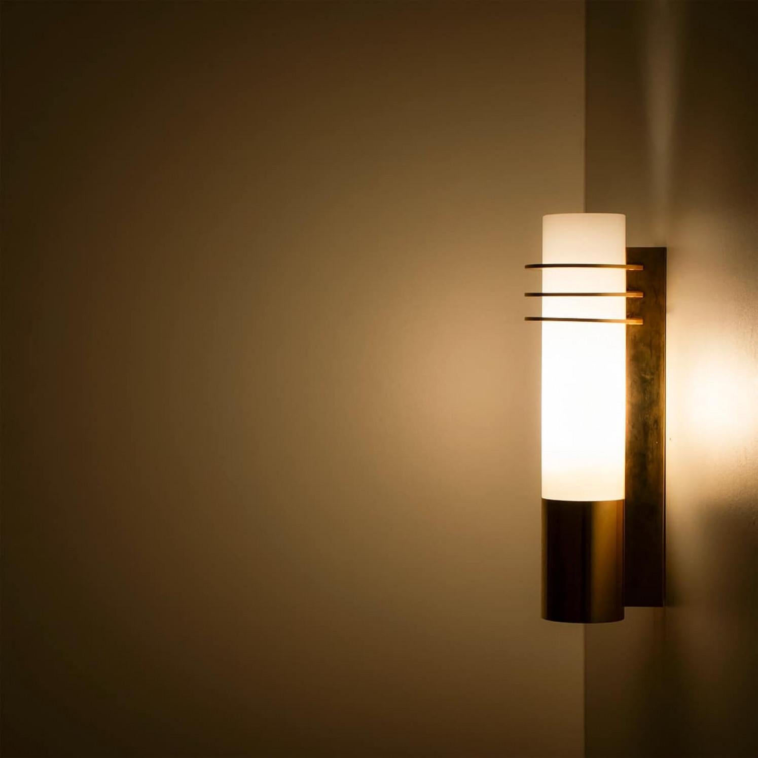 Pareja de apliques de cristal opalino de Glashütte Limburg, 1960 mediados del siglo XX en venta