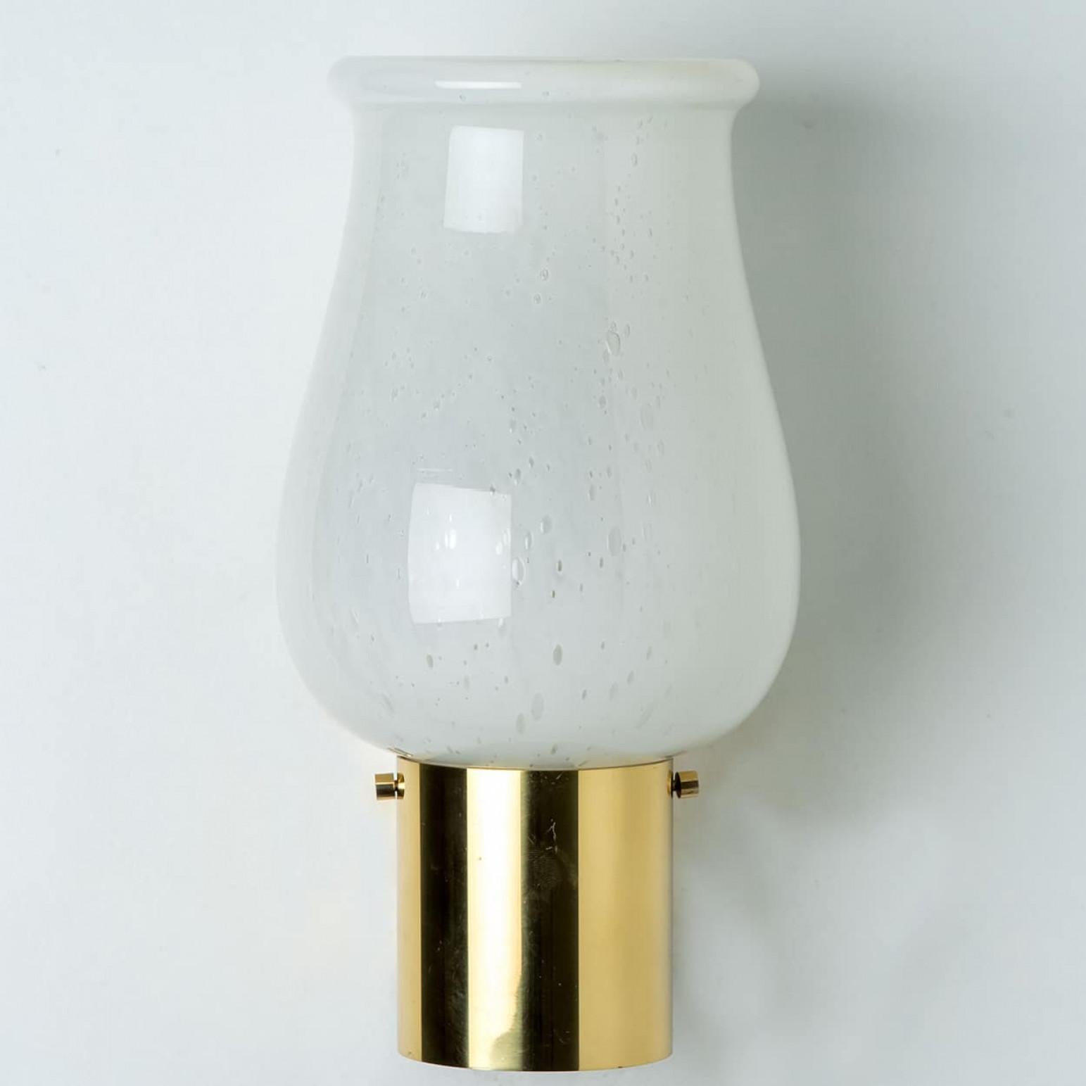 Métal Paire d'appliques en verre opalin de Glashütte Limburg, 1960 en vente