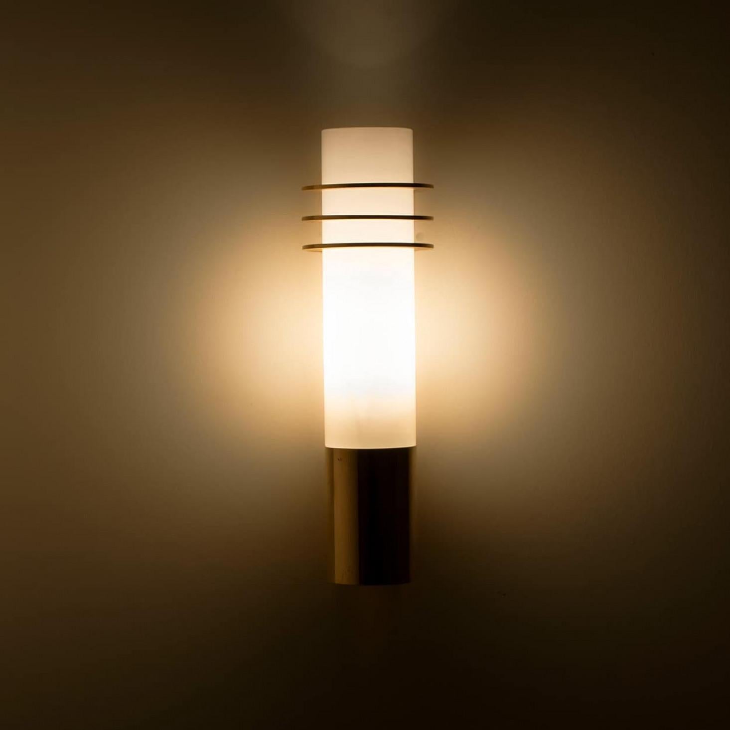 Pareja de apliques de cristal opalino de Glashütte Limburg, 1960 Metal en venta