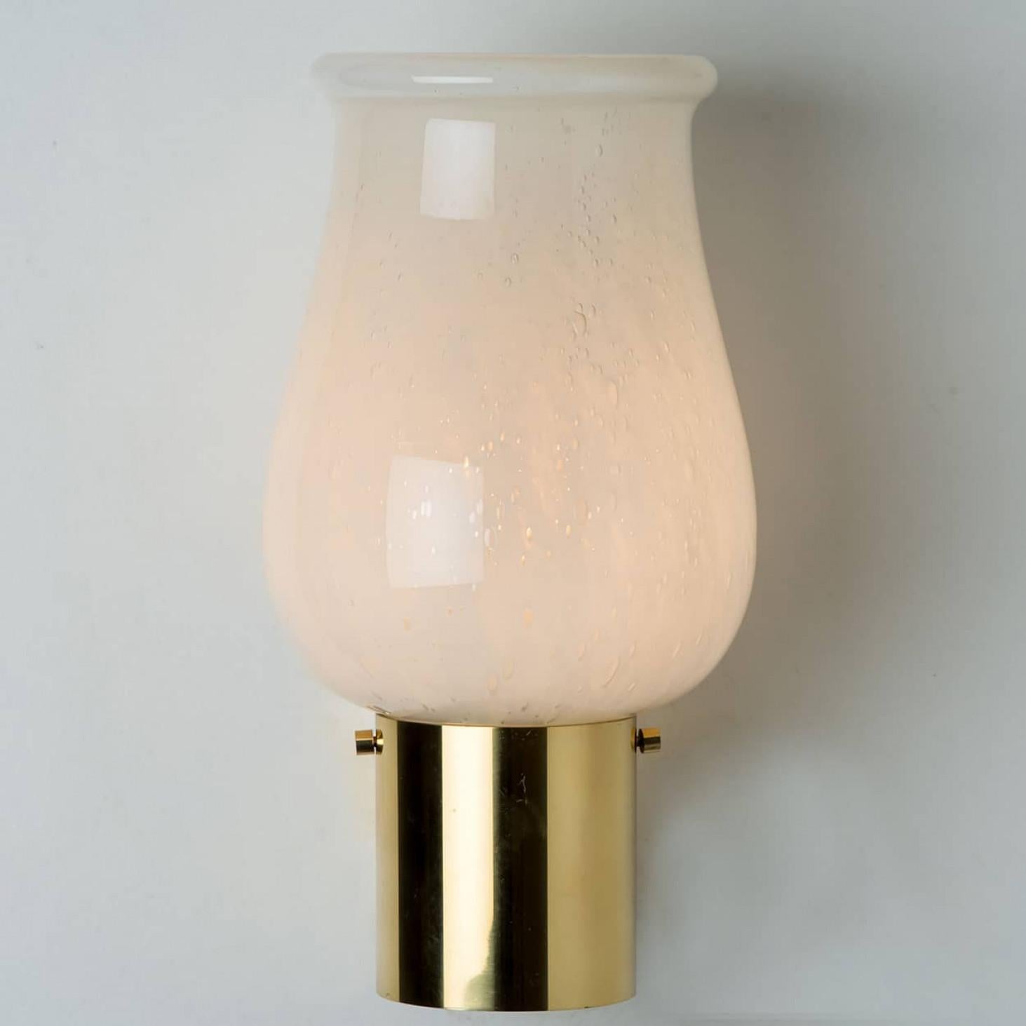 Paire d'appliques en verre opalin de Glashütte Limburg, 1960 en vente 1