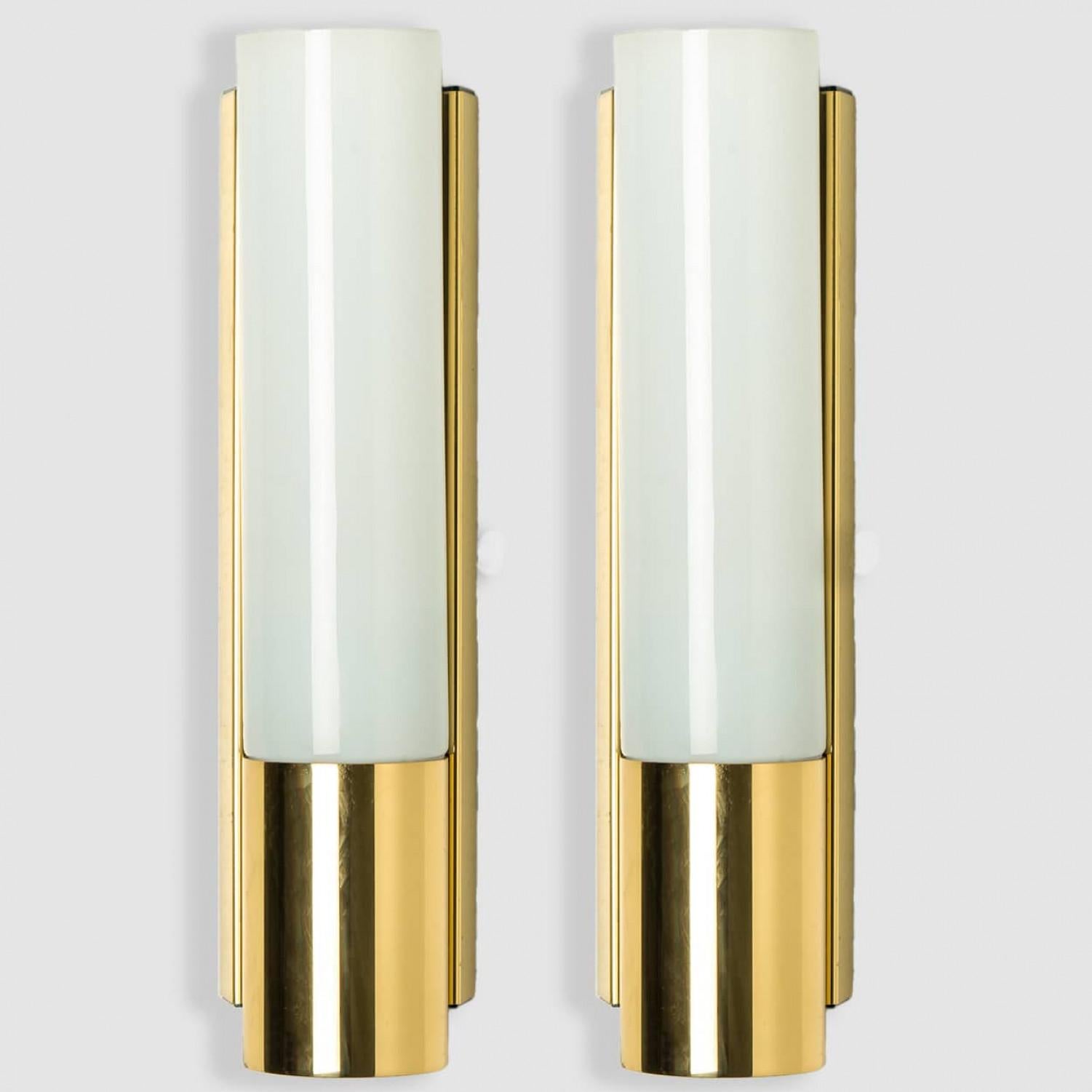 Pareja de apliques de cristal opalino de Glashütte Limburg, 1970.

Ten en cuenta que el precio es por un par de dos piezas.

Dimensiones:
Diámetro: 3,54″ (9 cm)
Altura: 15,35″ (39 cm)

Limpio y bien cableado, en pleno funcionamiento y listo para