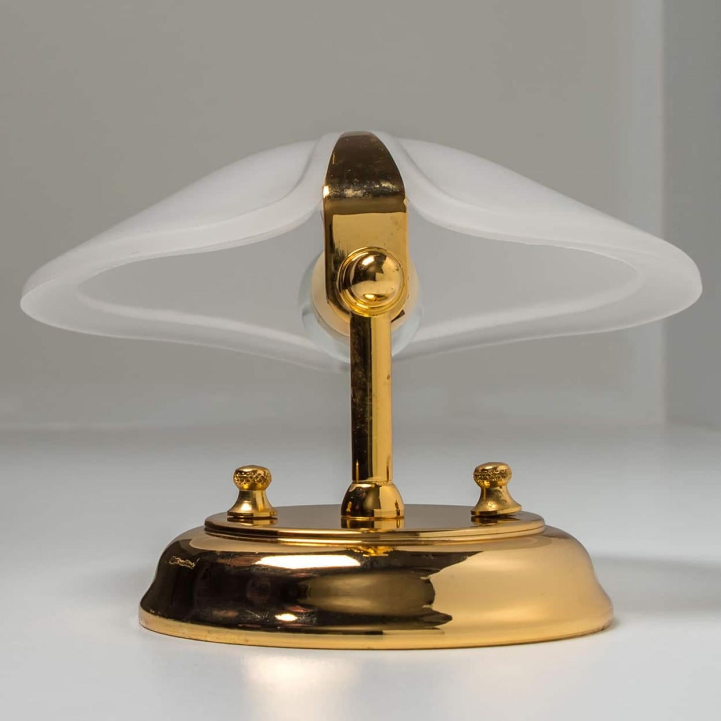Paire d'appliques en verre opalin de style Kaiser, 1960 en vente 2