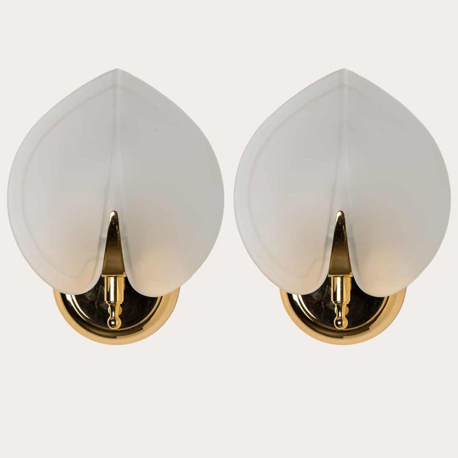 Paire d'appliques en verre opalin de style Kaiser, 1960. Le verre opalin est monté sur un cadre en laiton. Illumine la beauté.

Veuillez noter que le prix est pour une paire de deux pièces.

Nettoyé et bien câblé, en parfait état de marche et prêt à