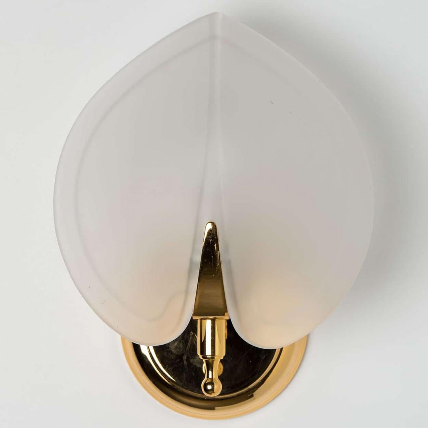 Allemand Paire d'appliques en verre opalin de style Kaiser, 1960 en vente
