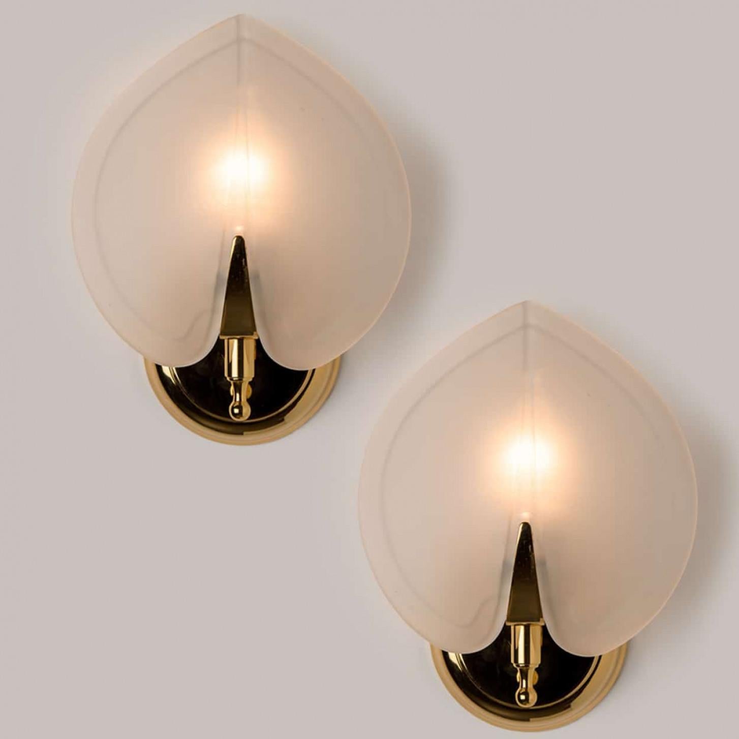 Autre Paire d'appliques en verre opalin de style Kaiser, 1960 en vente