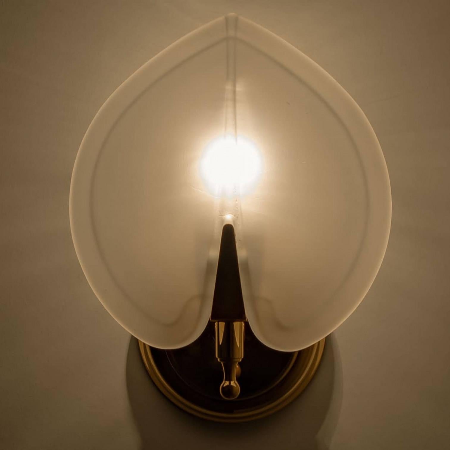 Métal Paire d'appliques en verre opalin de style Kaiser, 1960 en vente