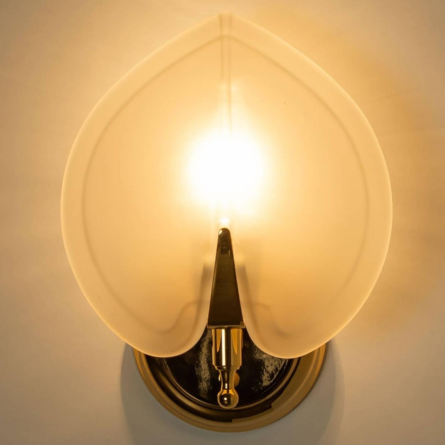 Paire d'appliques en verre opalin de style Kaiser, 1960 en vente 1