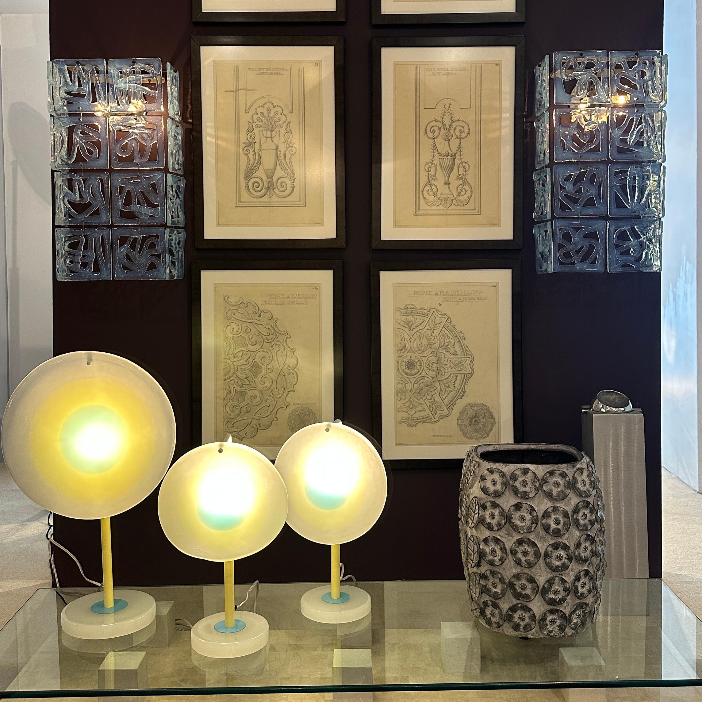 italien Paire d'appliques en verre opalin de Murano Attr. à Carlo Nason pour Mazzega, Italie en vente