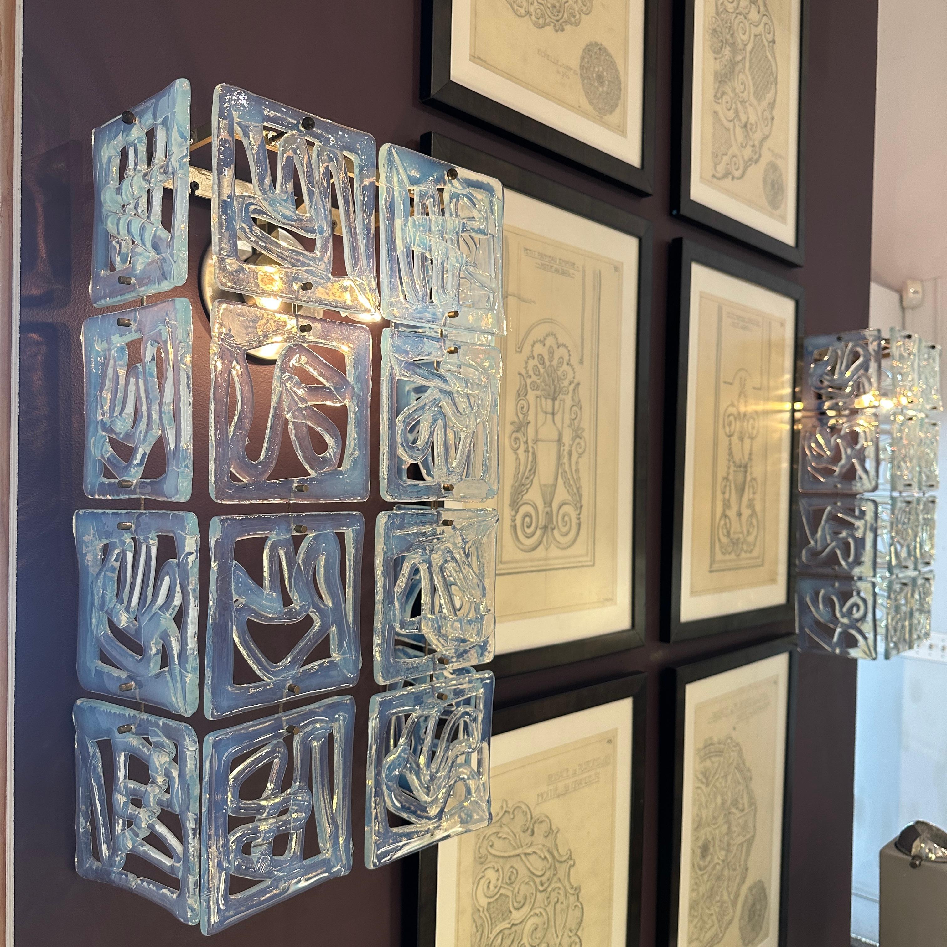 Paire d'appliques en verre opalin de Murano Attr. à Carlo Nason pour Mazzega, Italie Bon état - En vente à New York, NY