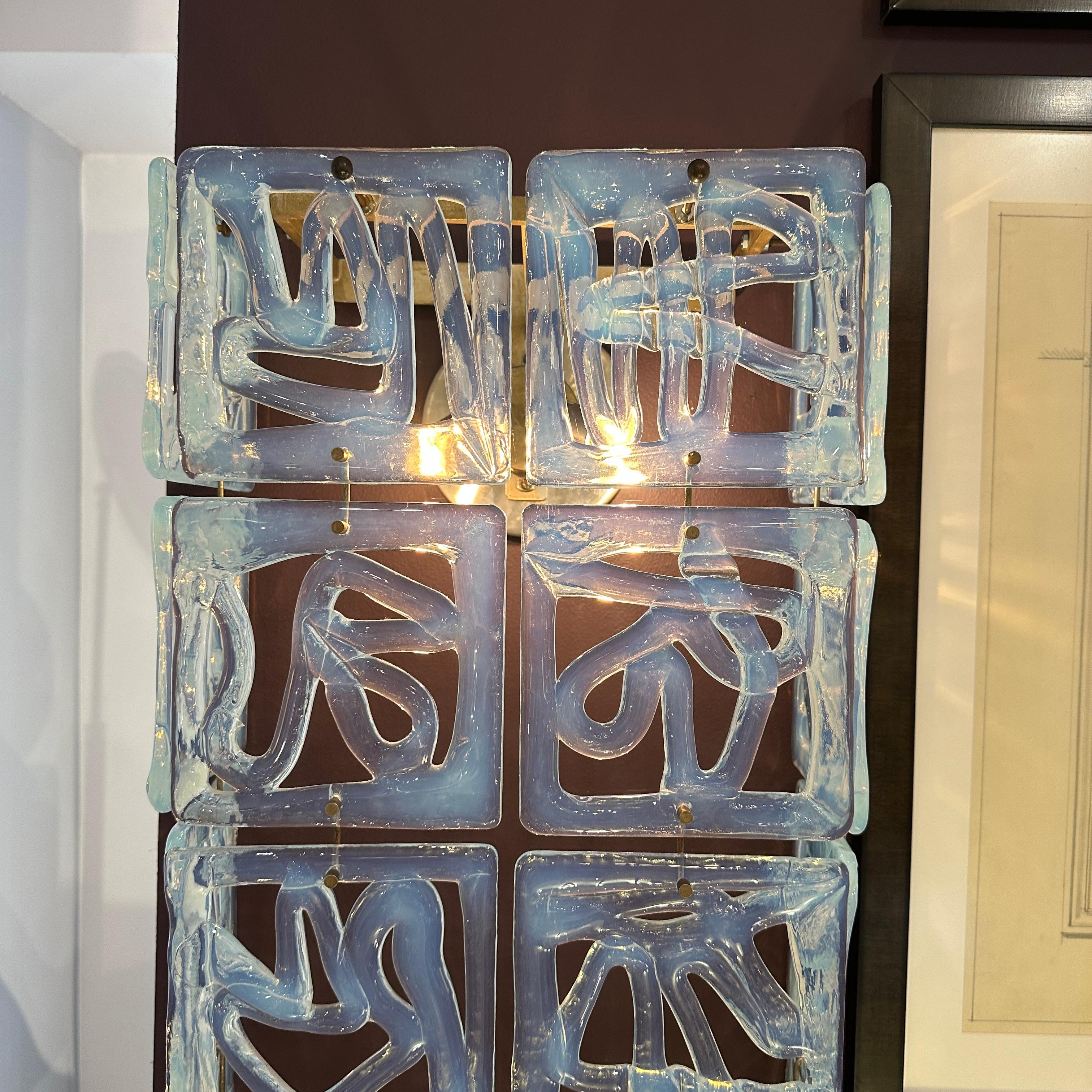 Verre de Murano Paire d'appliques en verre opalin de Murano Attr. à Carlo Nason pour Mazzega, Italie en vente