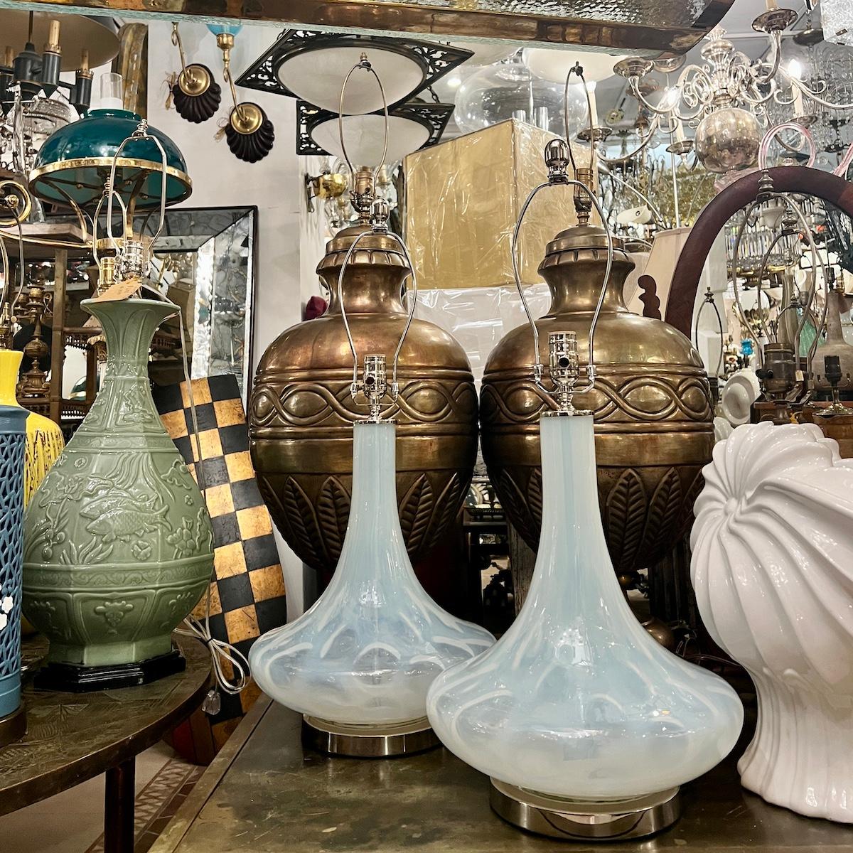 Paar Opaline Murano-Lampen (Mitte des 20. Jahrhunderts) im Angebot