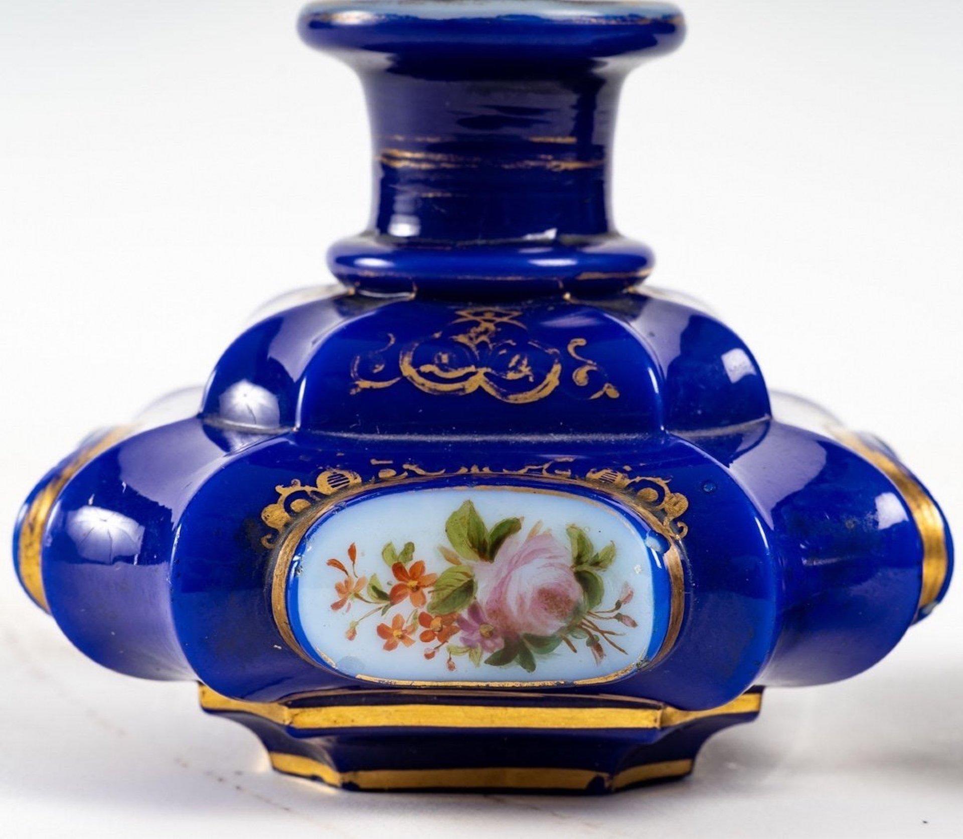 Ein Paar Opal-Overlay-Flaschen, Napoleon III.-Periode (Opalglas) im Angebot