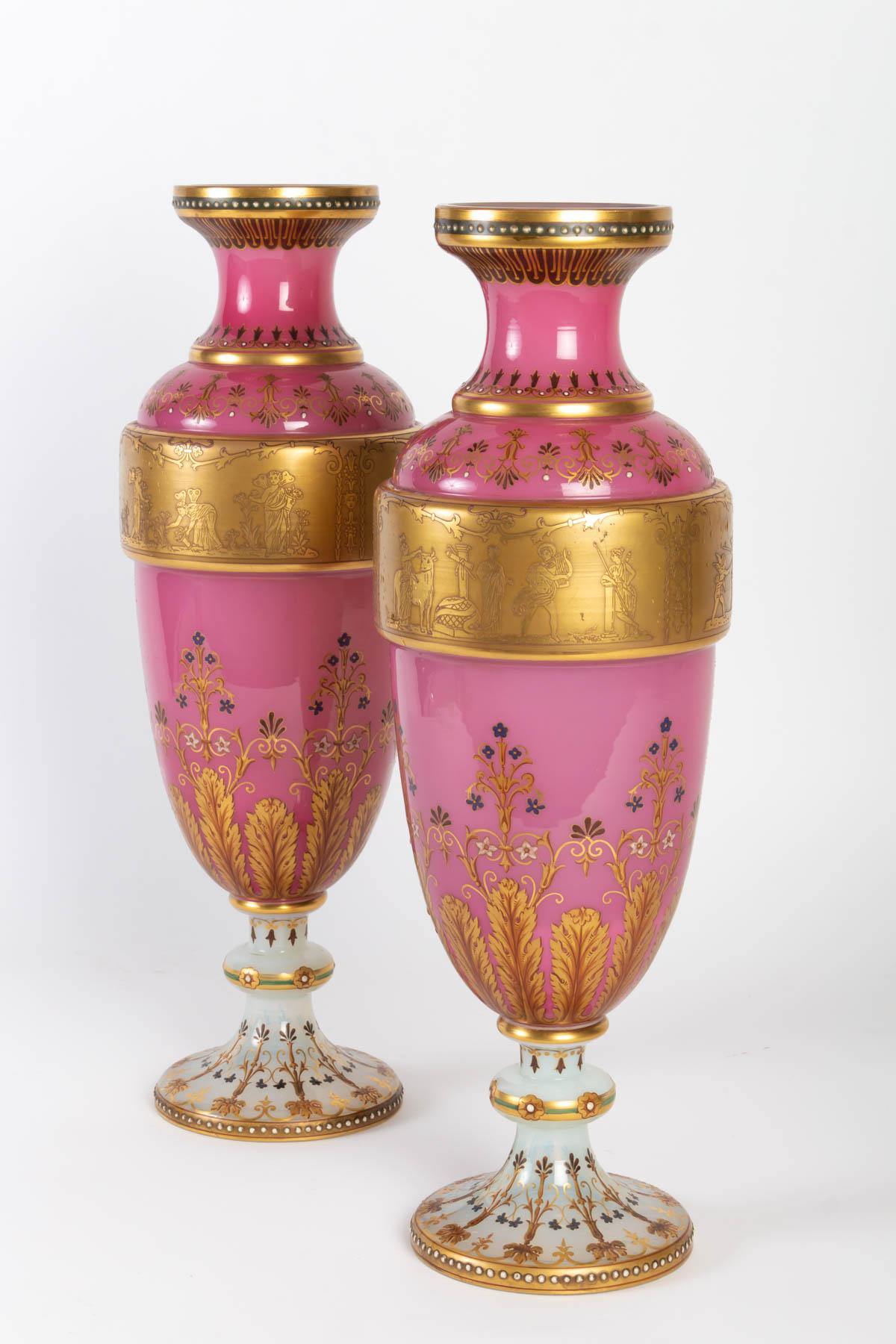 Pair of opaline vases, moser, lined with white and pink opaline, gilded plate with drawings of a fighting scene, 19th century, 1880, Napoleon III Period.
Measures: H 50cm, D 18cm.