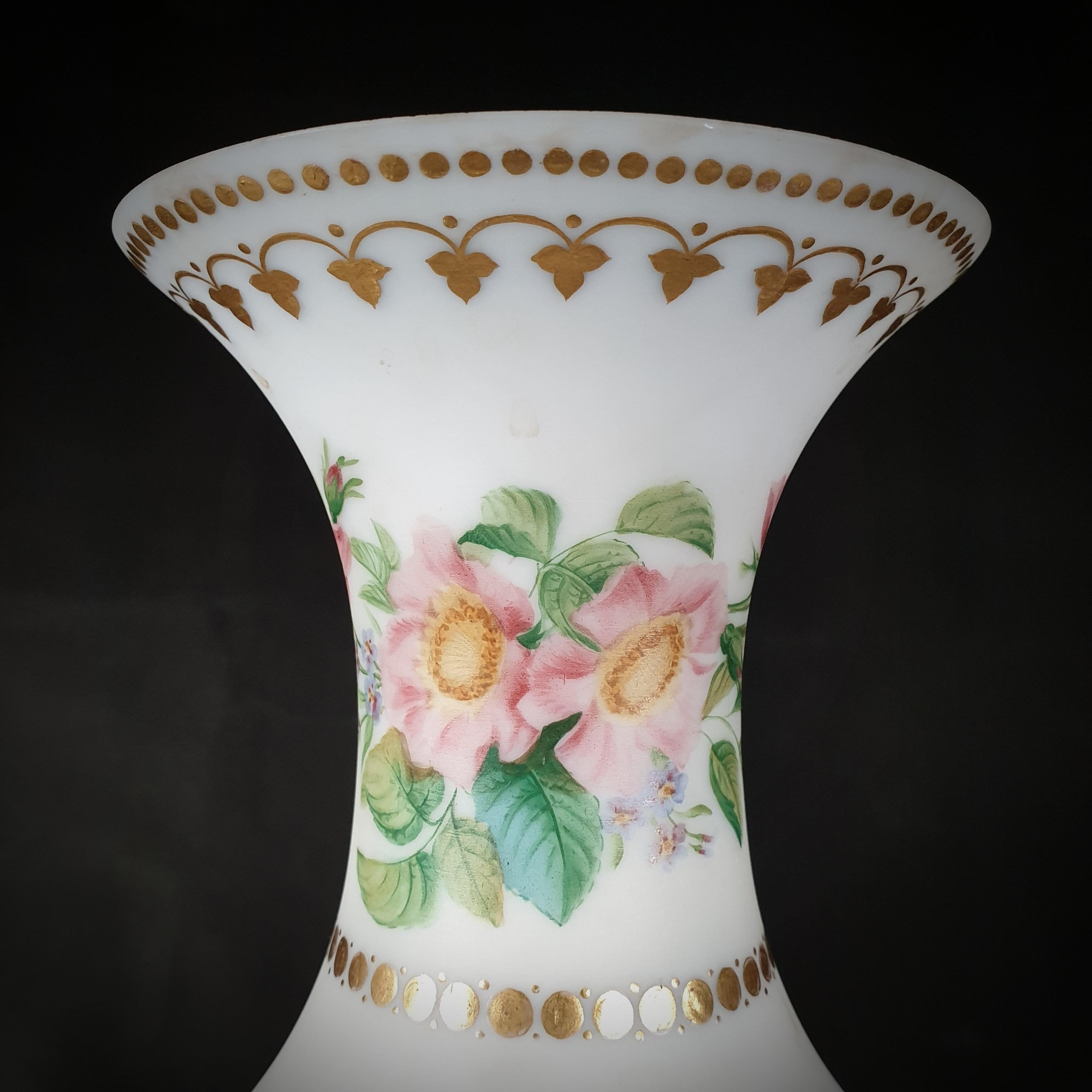 Paar Vasen aus undurchsichtigem Opalglas, handbemalt mit Vögeln und Blumen, spätes 19. Jahrhundert im Angebot 2