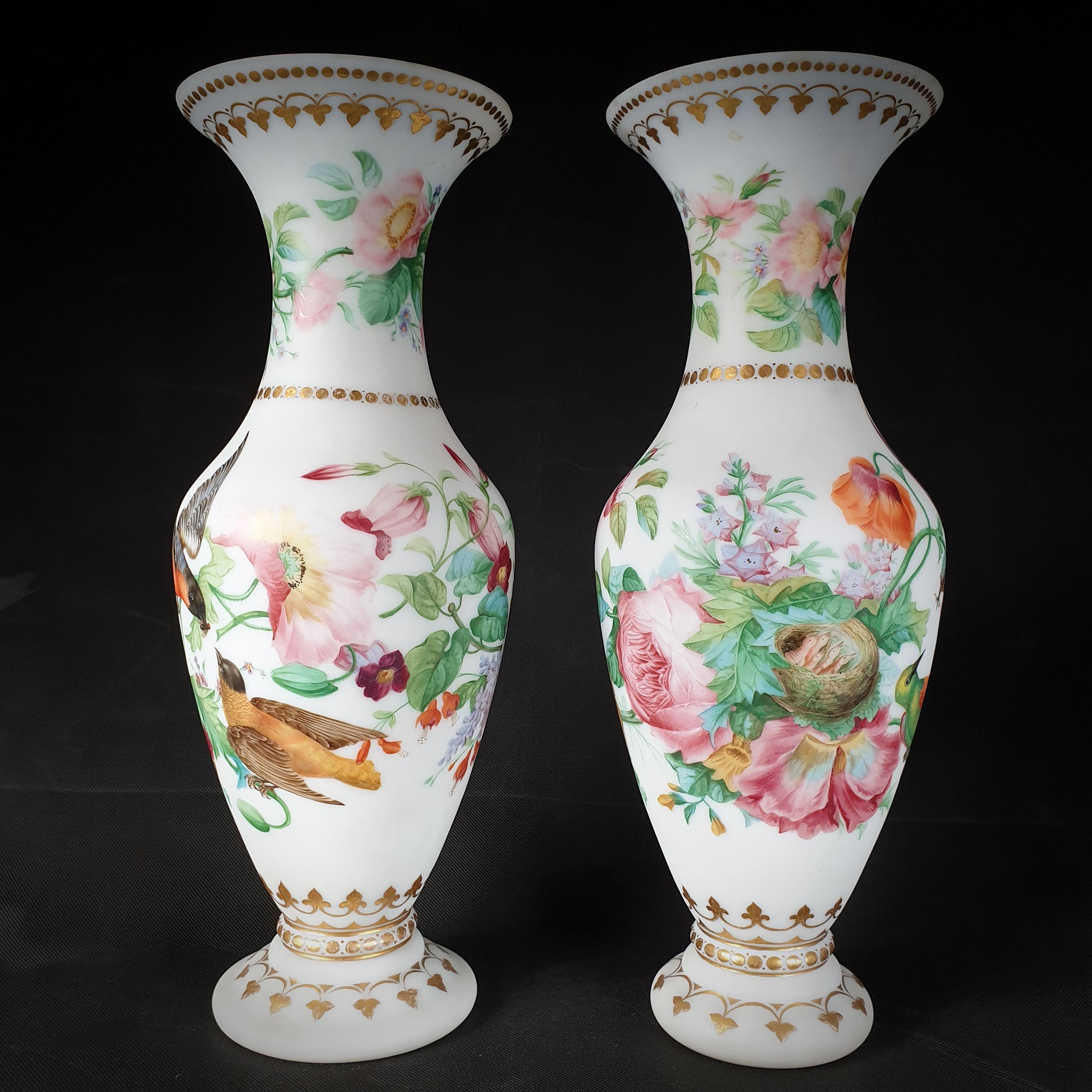 Victorien tardif Paire de vases en verre opaque peint à la main avec des oiseaux et des fleurs Fin du 19e siècle en vente