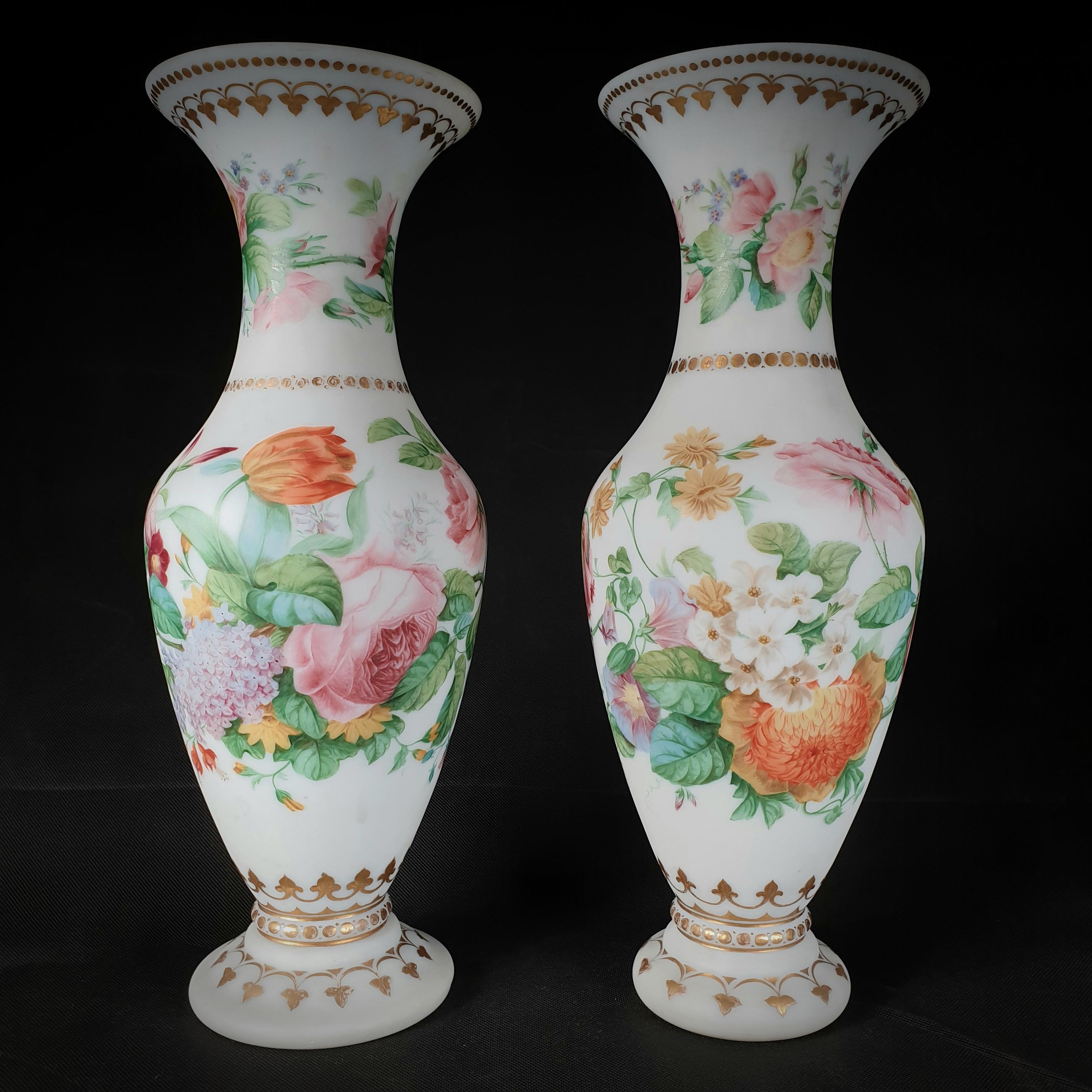 Français Paire de vases en verre opaque peint à la main avec des oiseaux et des fleurs Fin du 19e siècle en vente